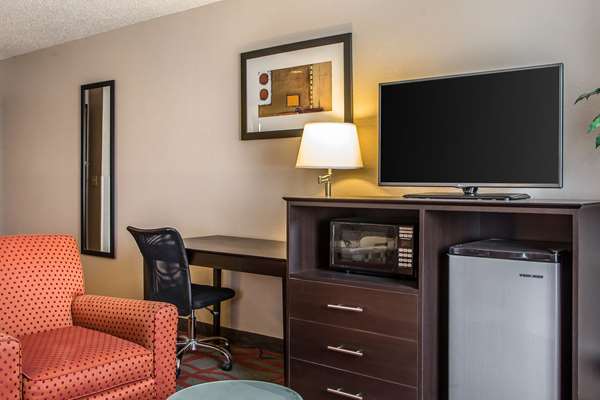 Suite - Quality Inn & Suites West Bend