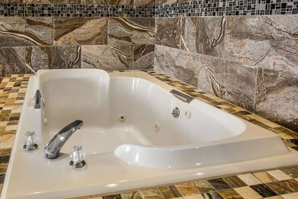 Suite - Quality Inn & Suites West Bend