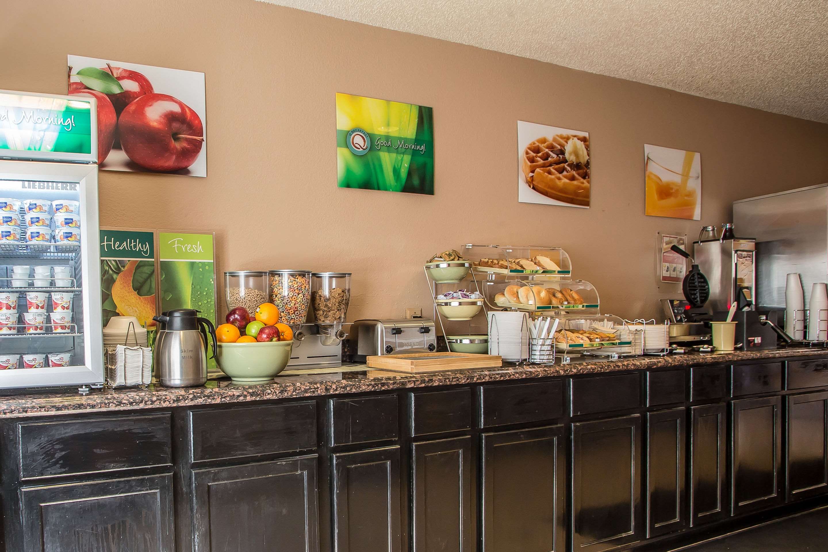 Breakfast area | Quality Inn & Suites West Bend