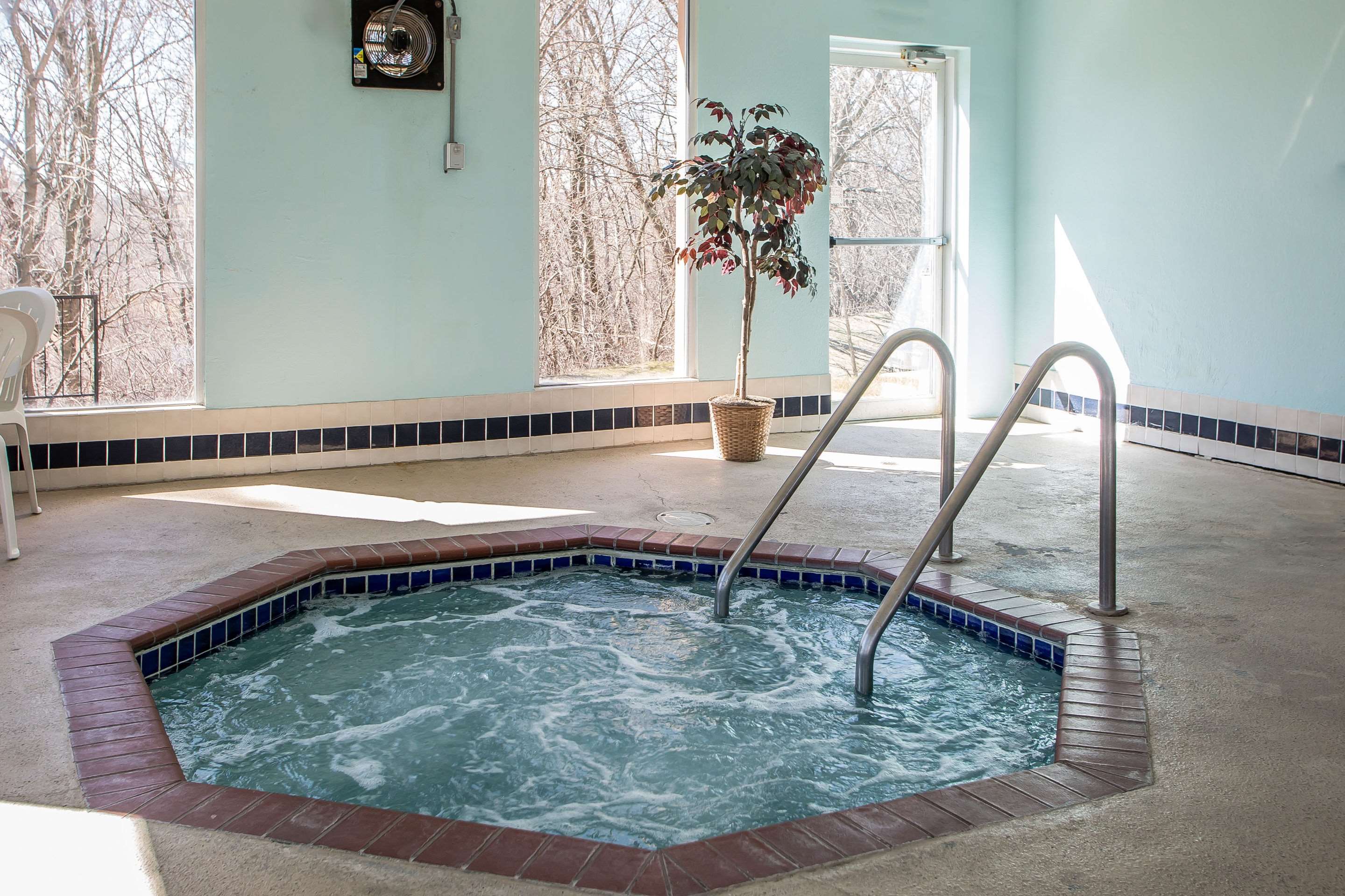 Hot tub | Quality Inn & Suites West Bend