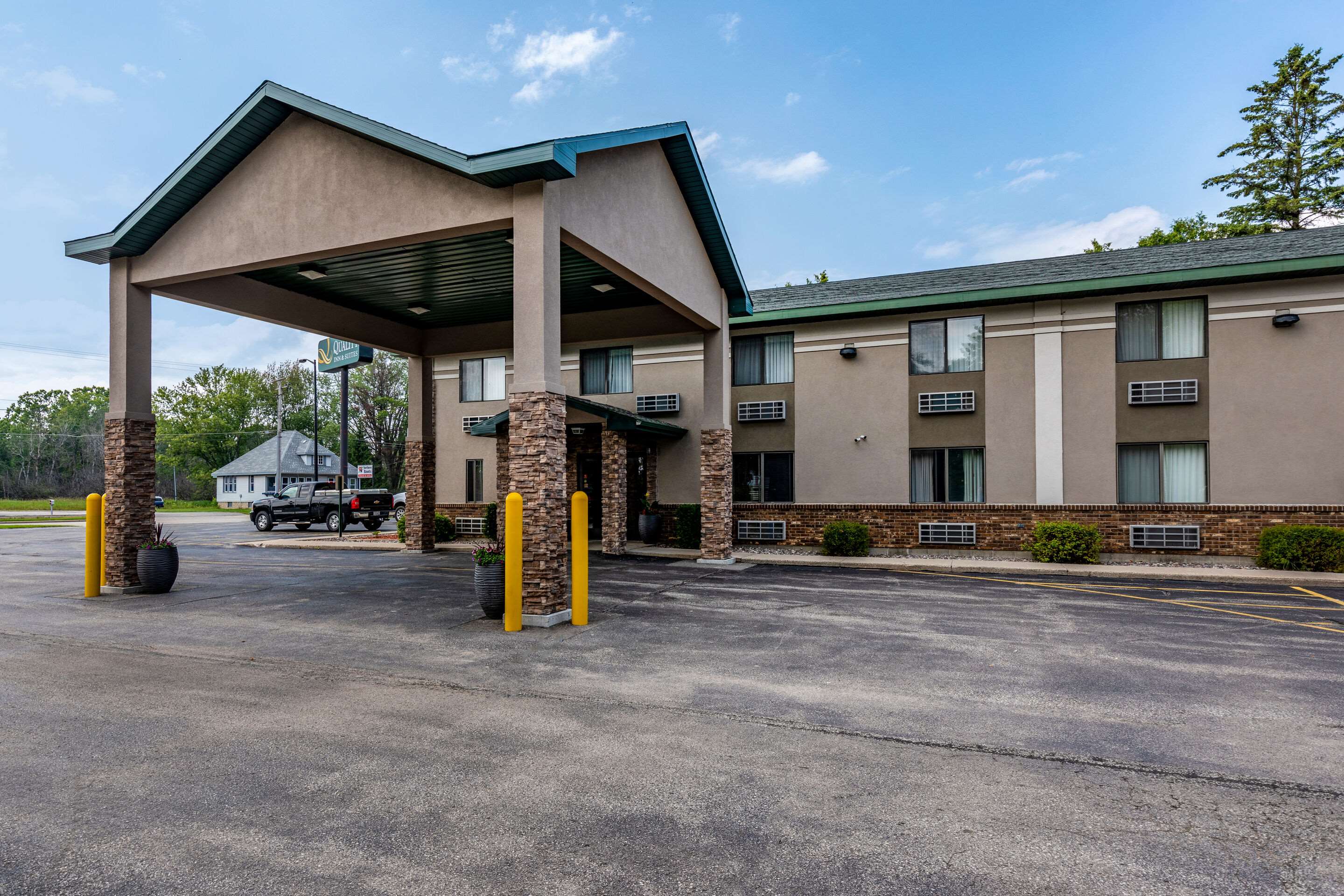 Hotel exterior | Quality Inn & Suites
