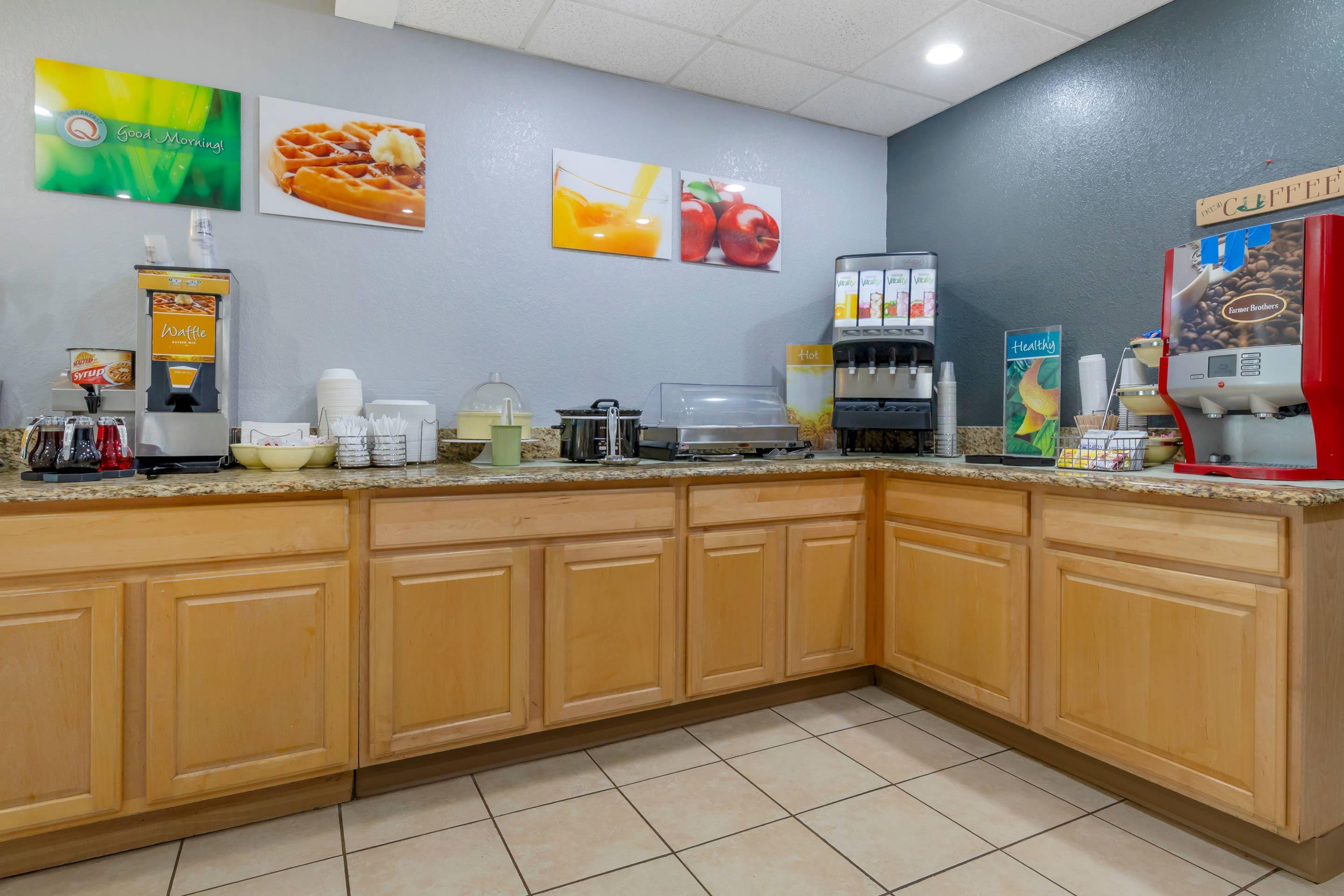 Breakfast area | Quality Inn Mauston