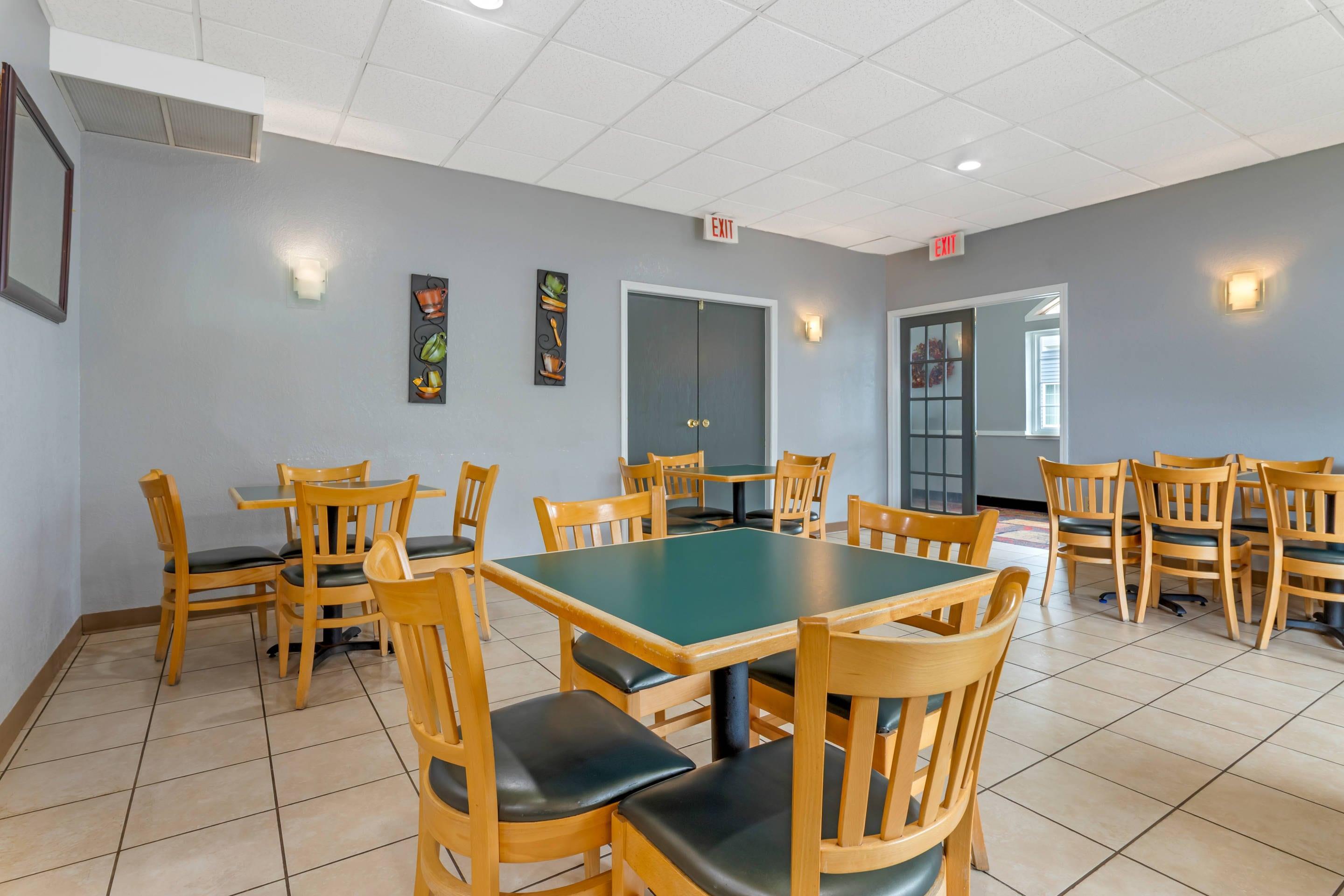 Breakfast area | Quality Inn Mauston