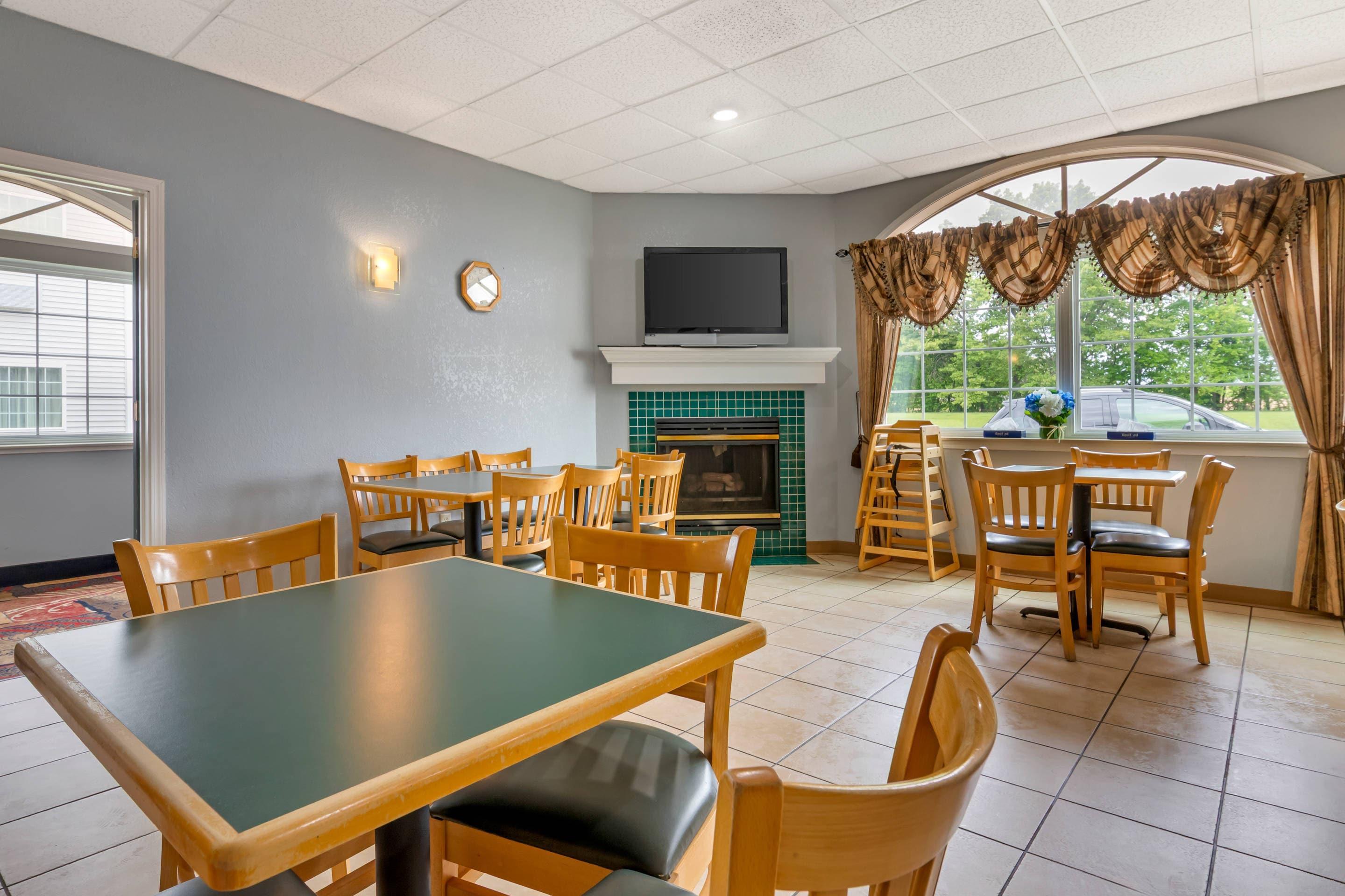 Breakfast area | Quality Inn Mauston