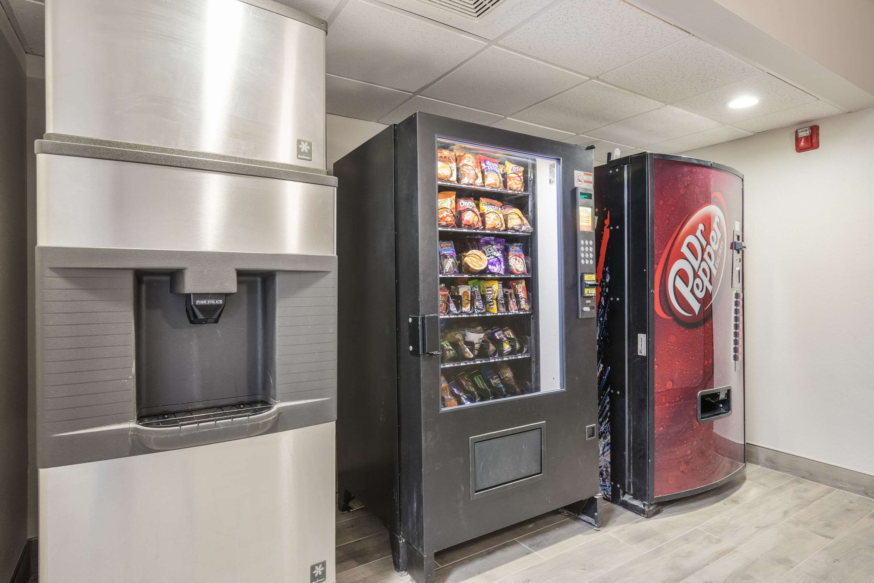 Hotel vending area | Quality Inn & Suites Lodi