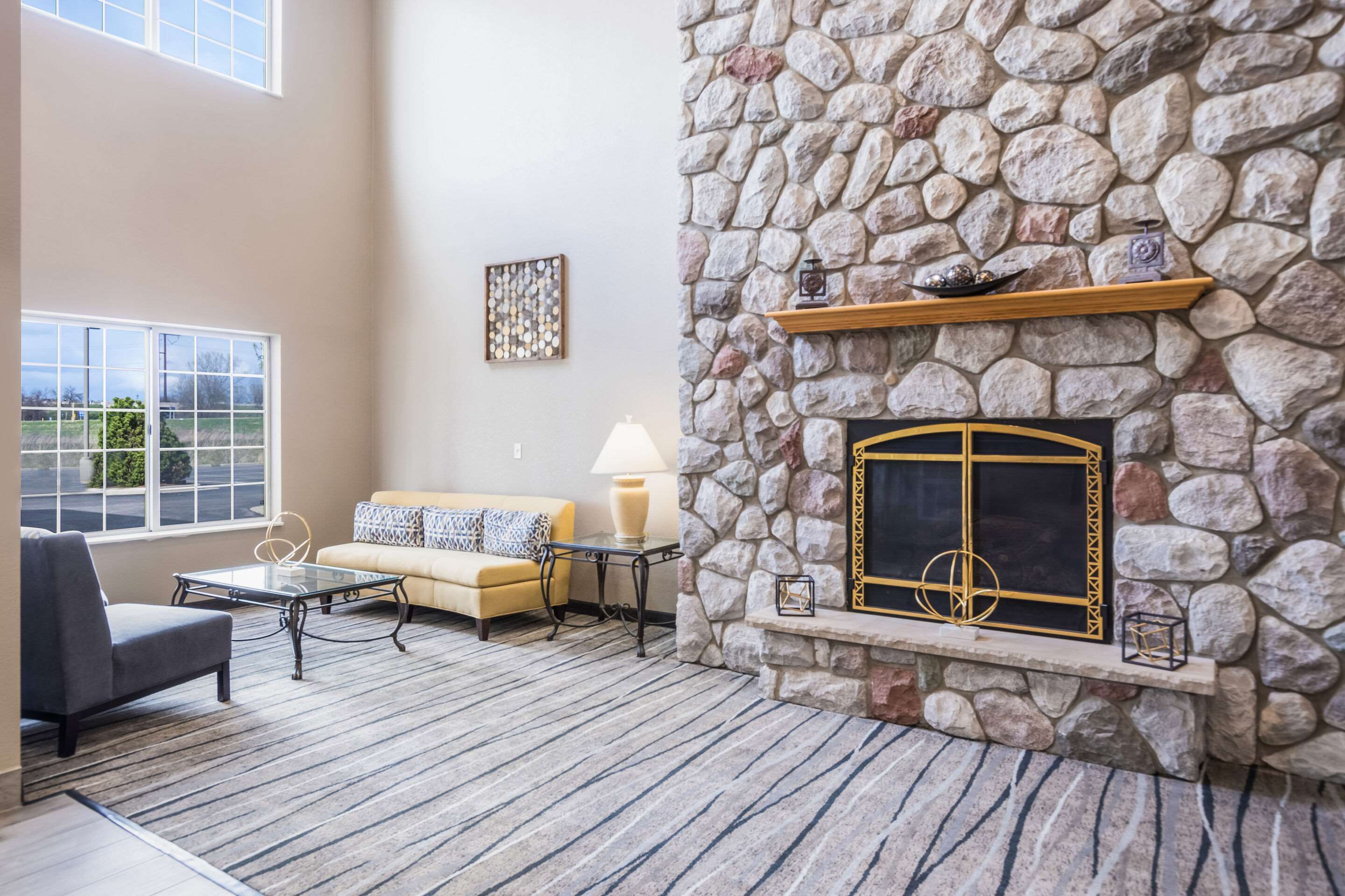 Lobby with sitting area | Quality Inn & Suites Lodi