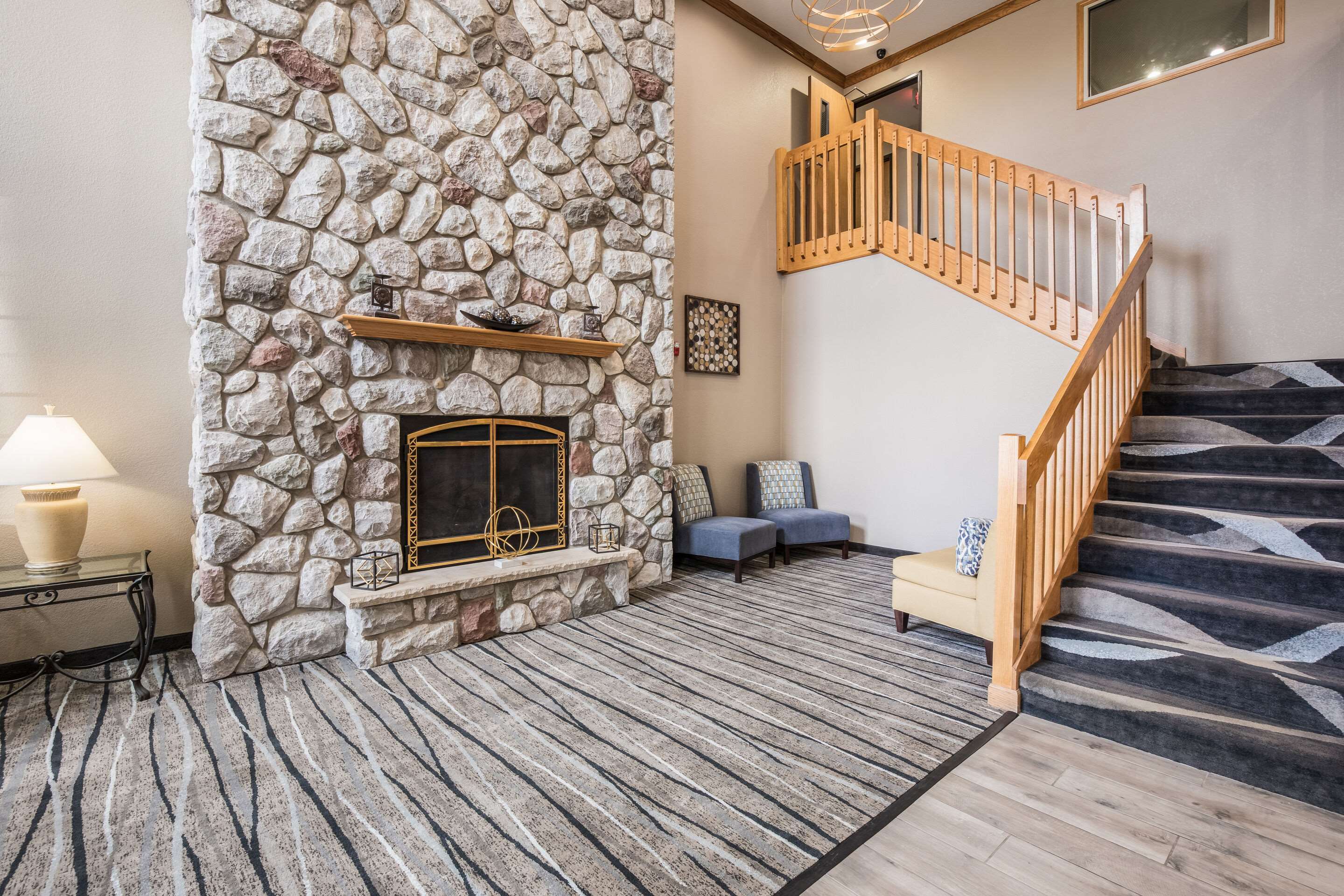 Lobby with sitting area | Quality Inn & Suites Lodi