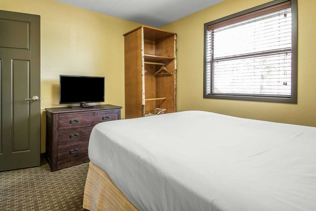 BLUEGREEN VACATIONS CHRISTMAS MOUNT-guestroom-Guest Room,On-Site.jpg
