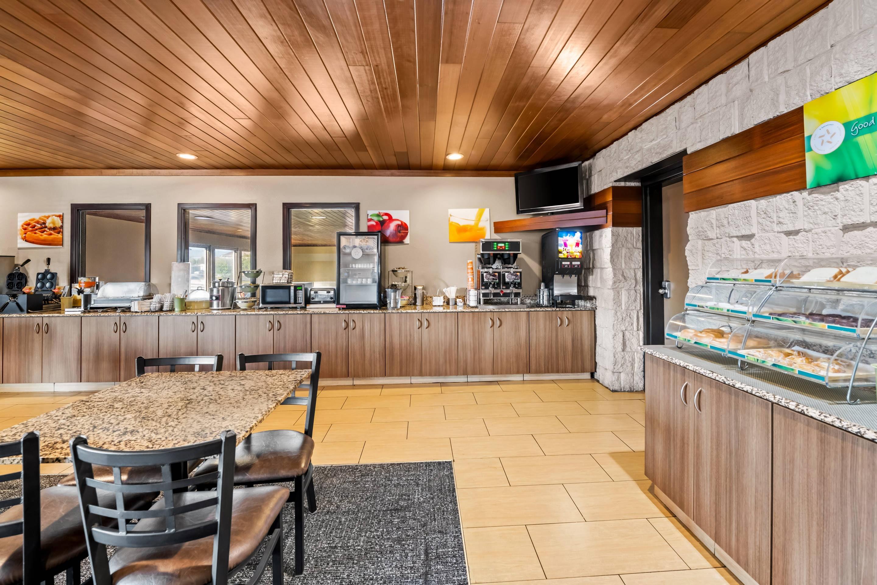 Breakfast area | Quality Inn