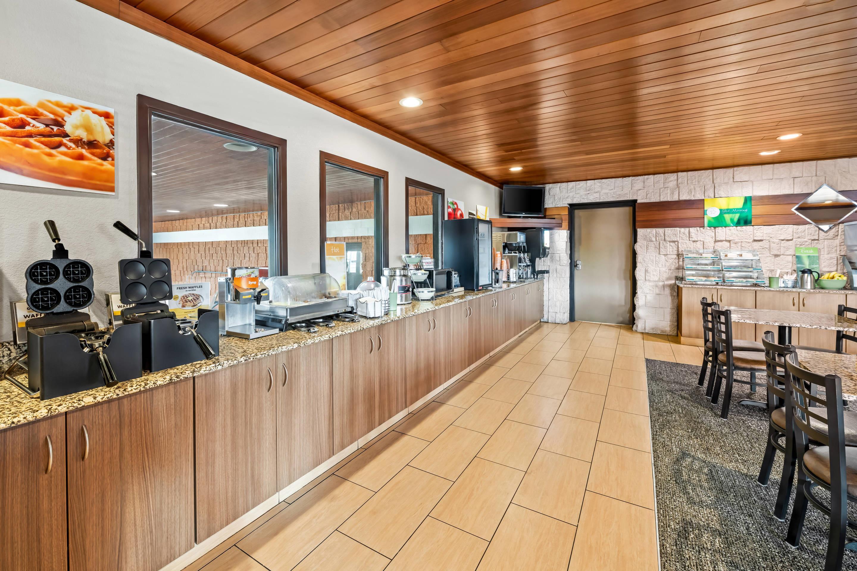 Breakfast area | Quality Inn