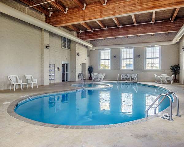 Pool - Comfort Inn & Suites Grafton