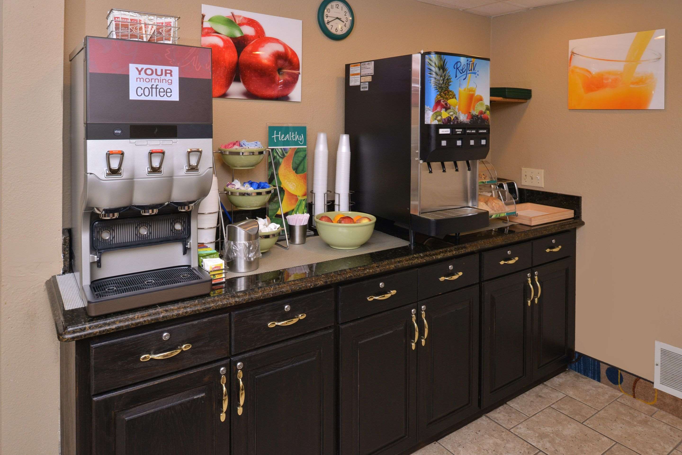 Breakfast counter | Quality Inn & Suites