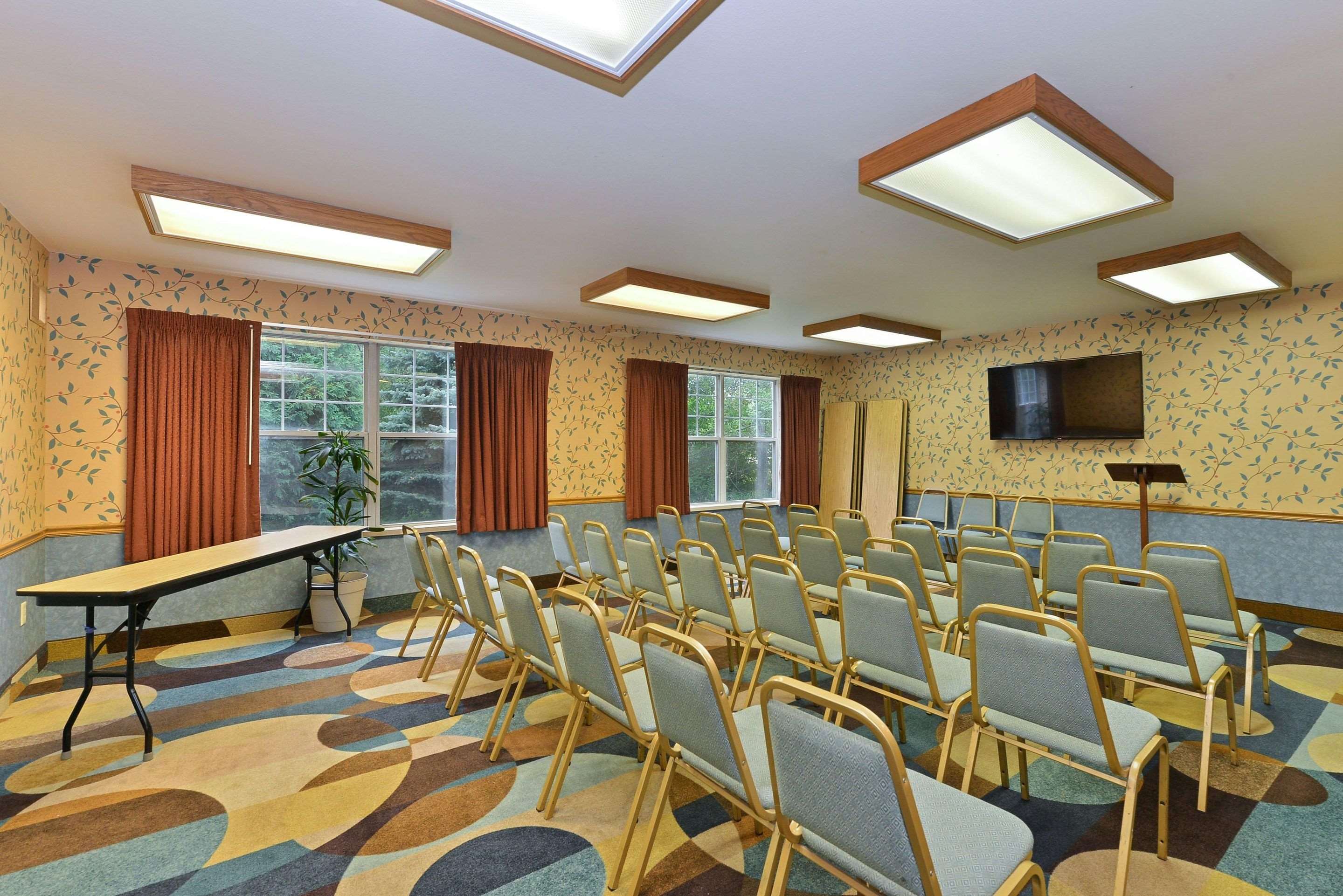 Meeting room with theater-style setup | Quality Inn & Suites