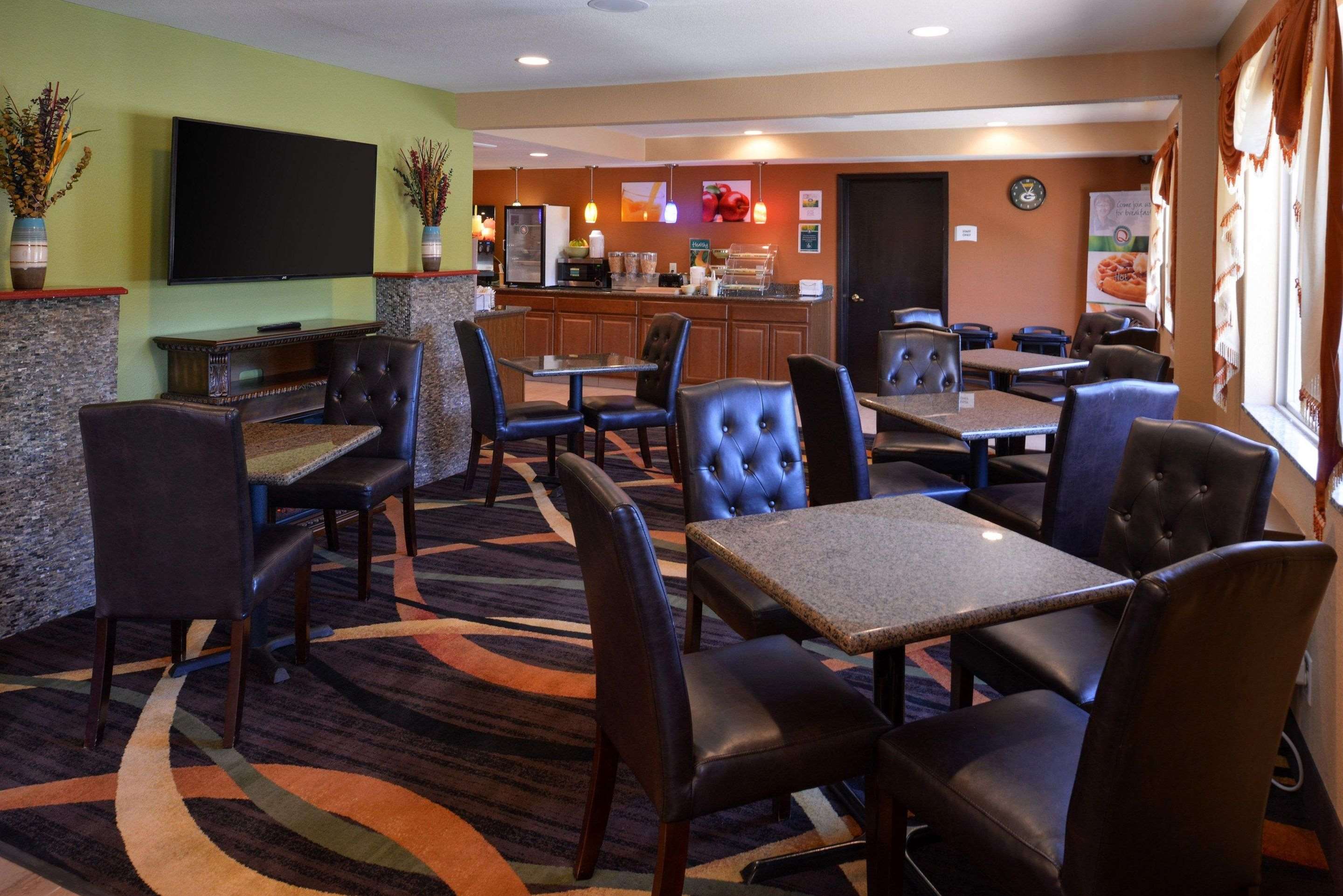 Enjoy breakfast in this seating area | Quality Inn