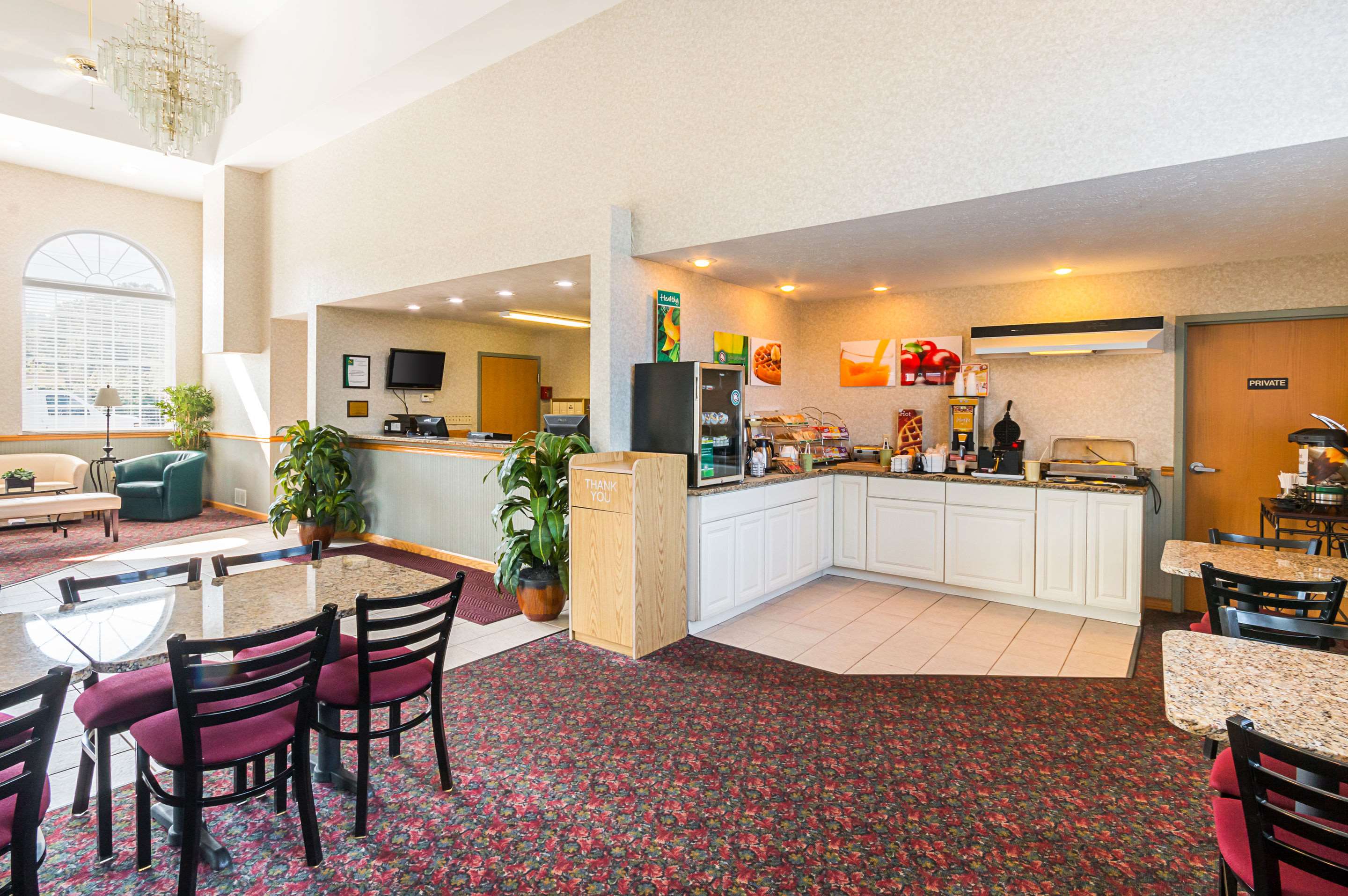 Spacious breakfast area | Quality Inn