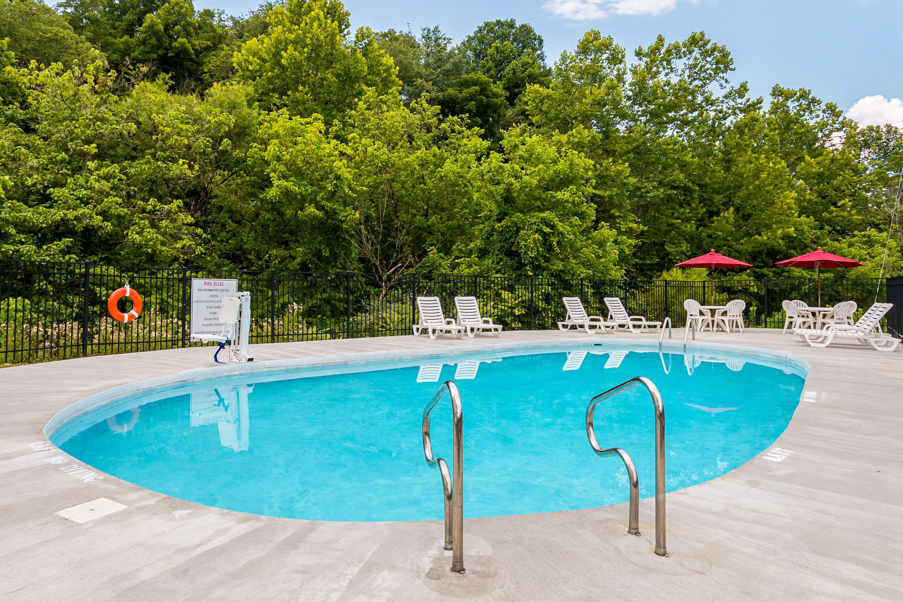 Outdoor pool | Quality Inn