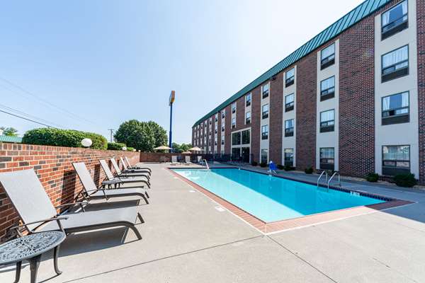 Pool - Comfort Inn Martinsburg - I-81, Exit 16