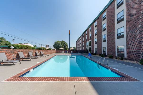 Pool - Comfort Inn Martinsburg - I-81, Exit 16