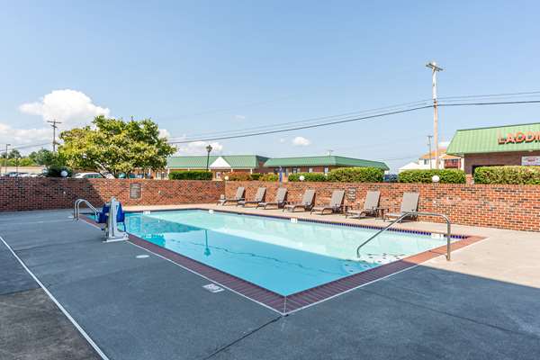 Pool - Comfort Inn Martinsburg - I-81, Exit 16
