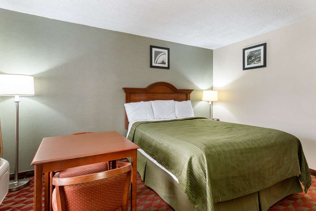ECONO LODGE HUNTINGTON - BARBOURSVI-guestroom-Guest Room,On-Site.jpg