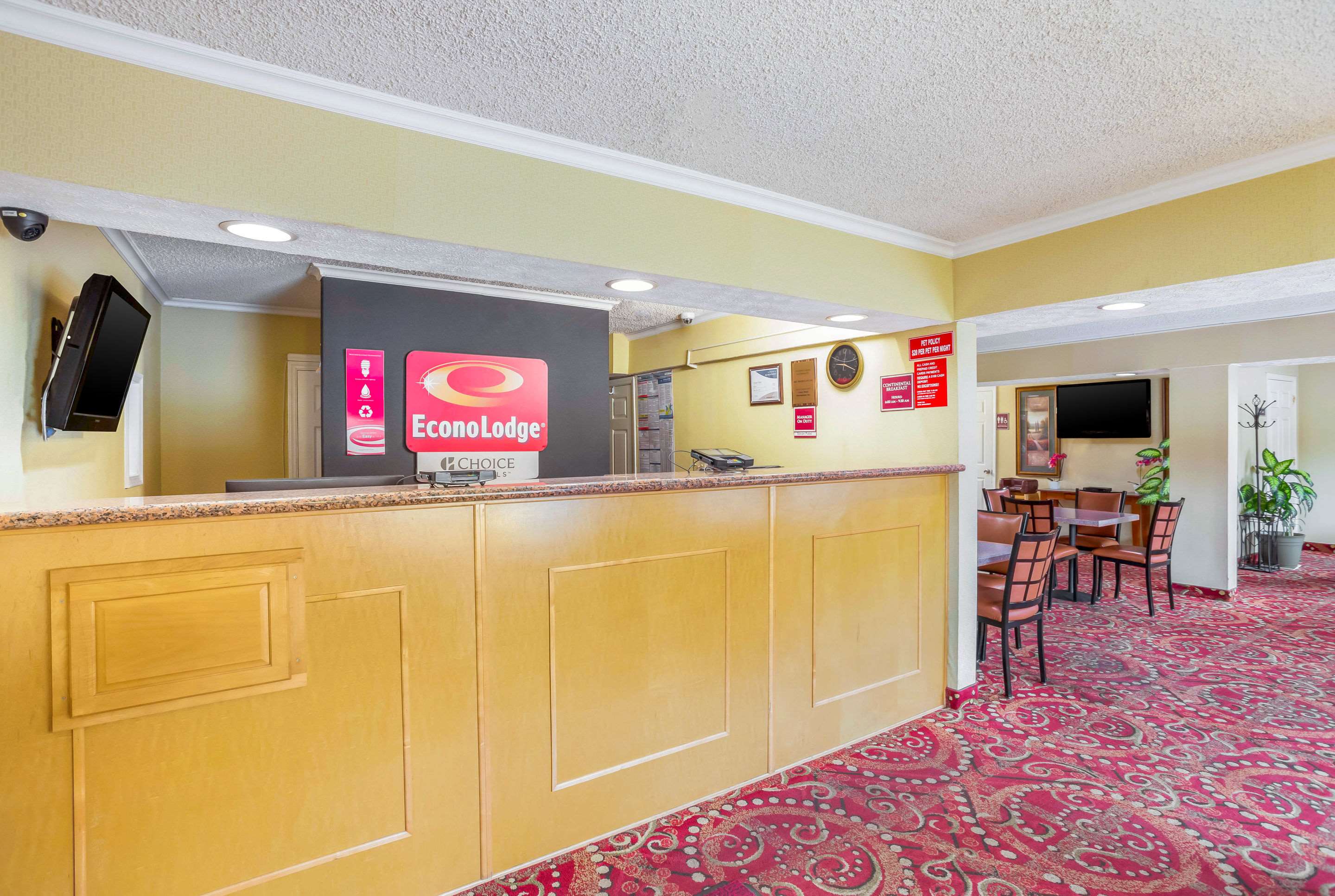 Front desk | Econo Lodge Huntington - Barboursville University Area