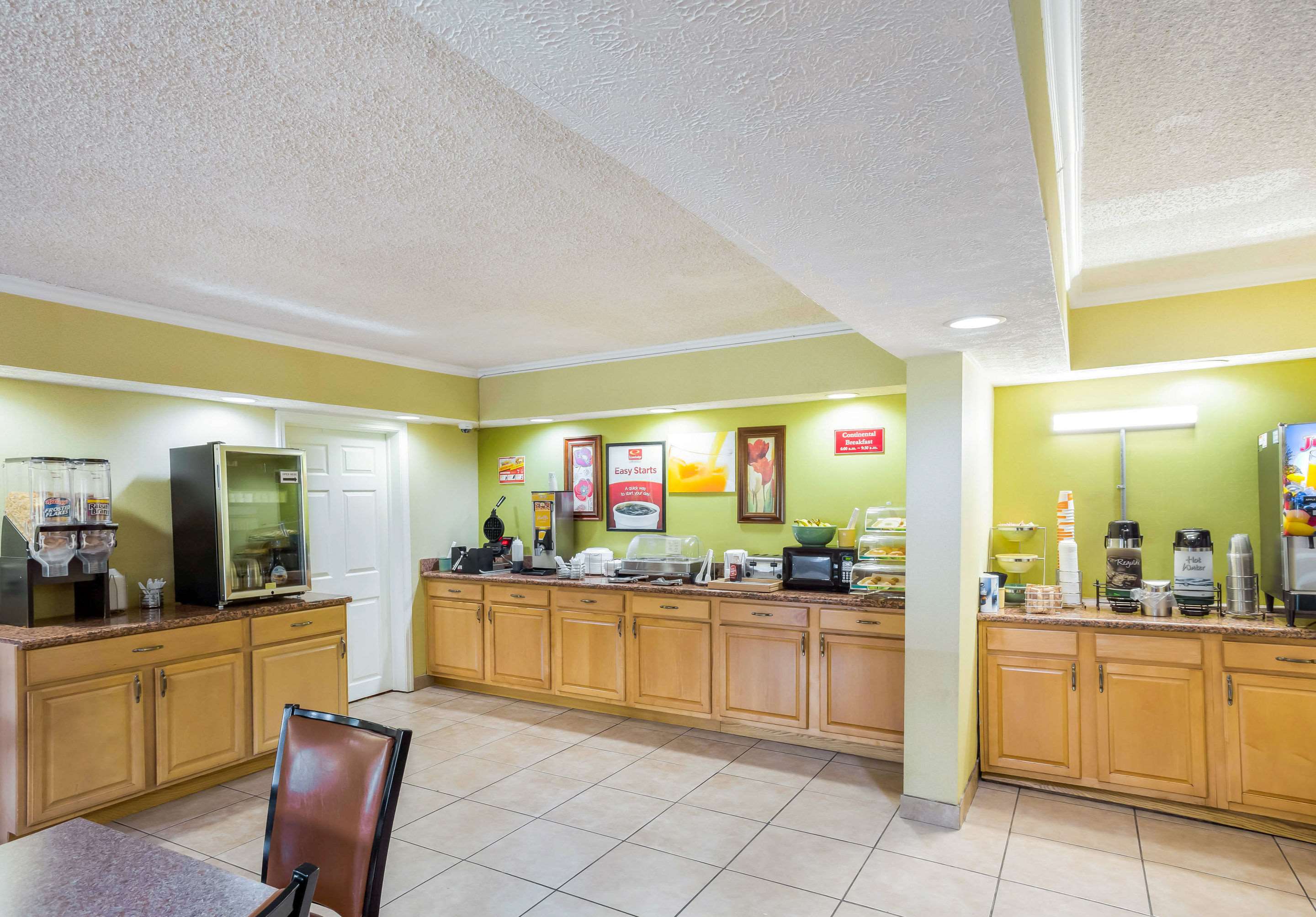 Breakfast counter | Econo Lodge Huntington - Barboursville University Area