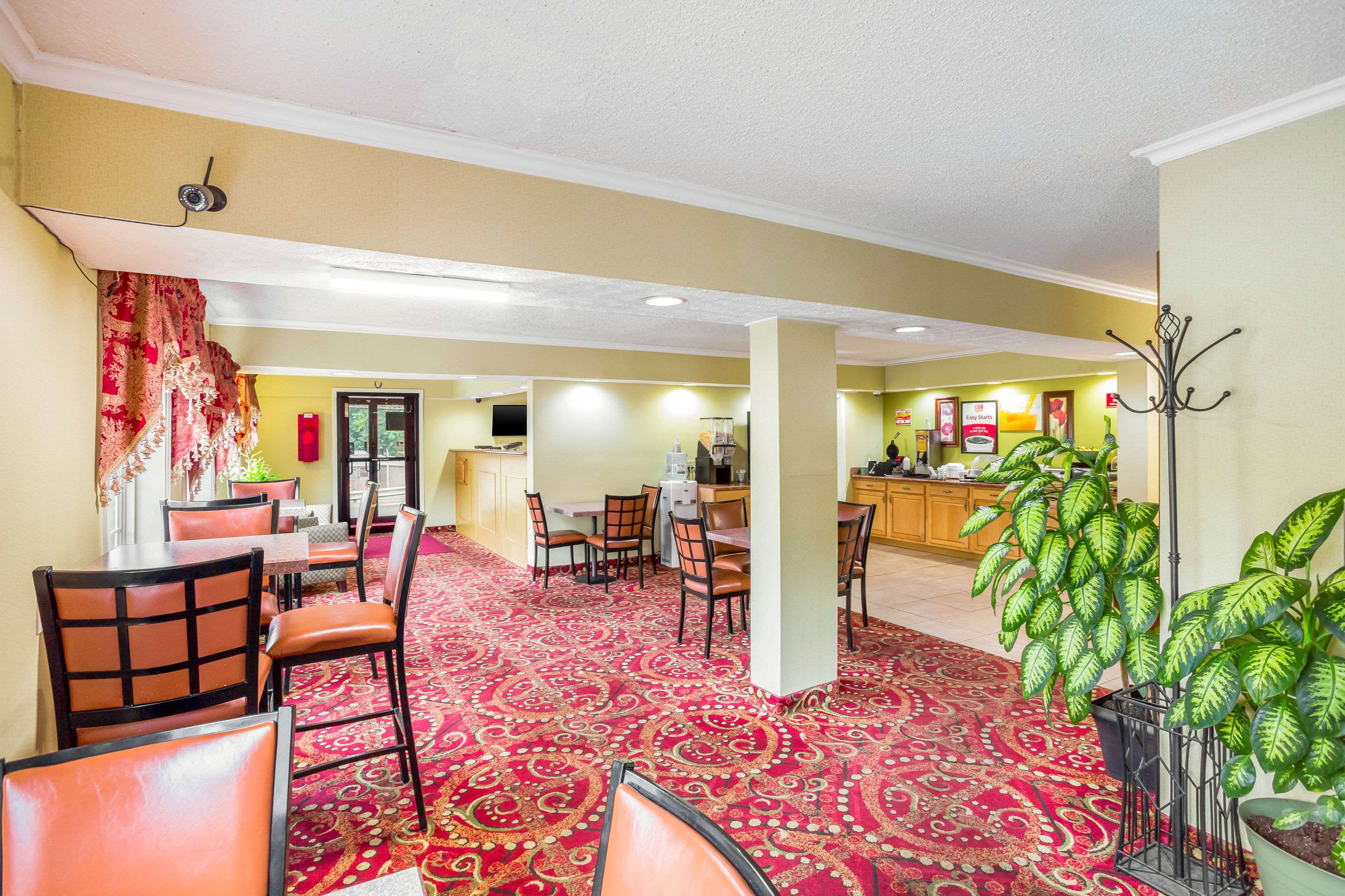 Breakfast area | Econo Lodge Huntington - Barboursville University Area