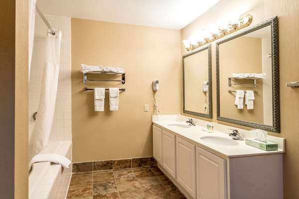 Suite - Econo Lodge Ripley - I-77, Exit 138