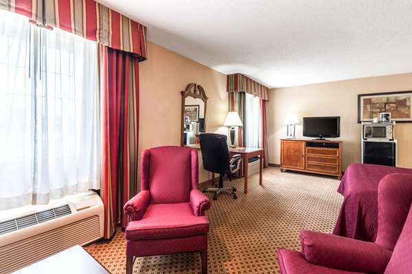 Suite - Econo Lodge Ripley - I-77, Exit 138