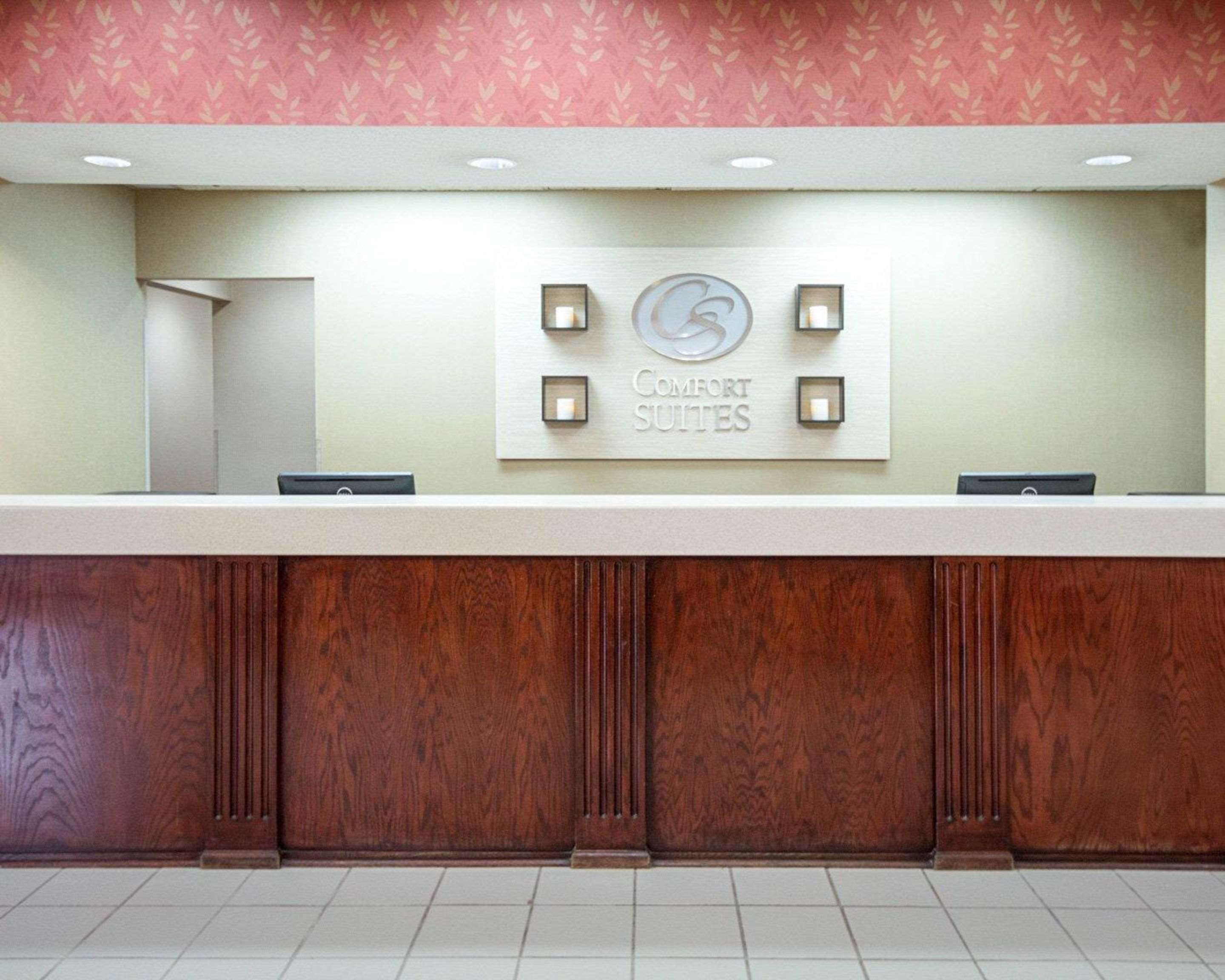 Front desk | Comfort Suites Parkersburg South