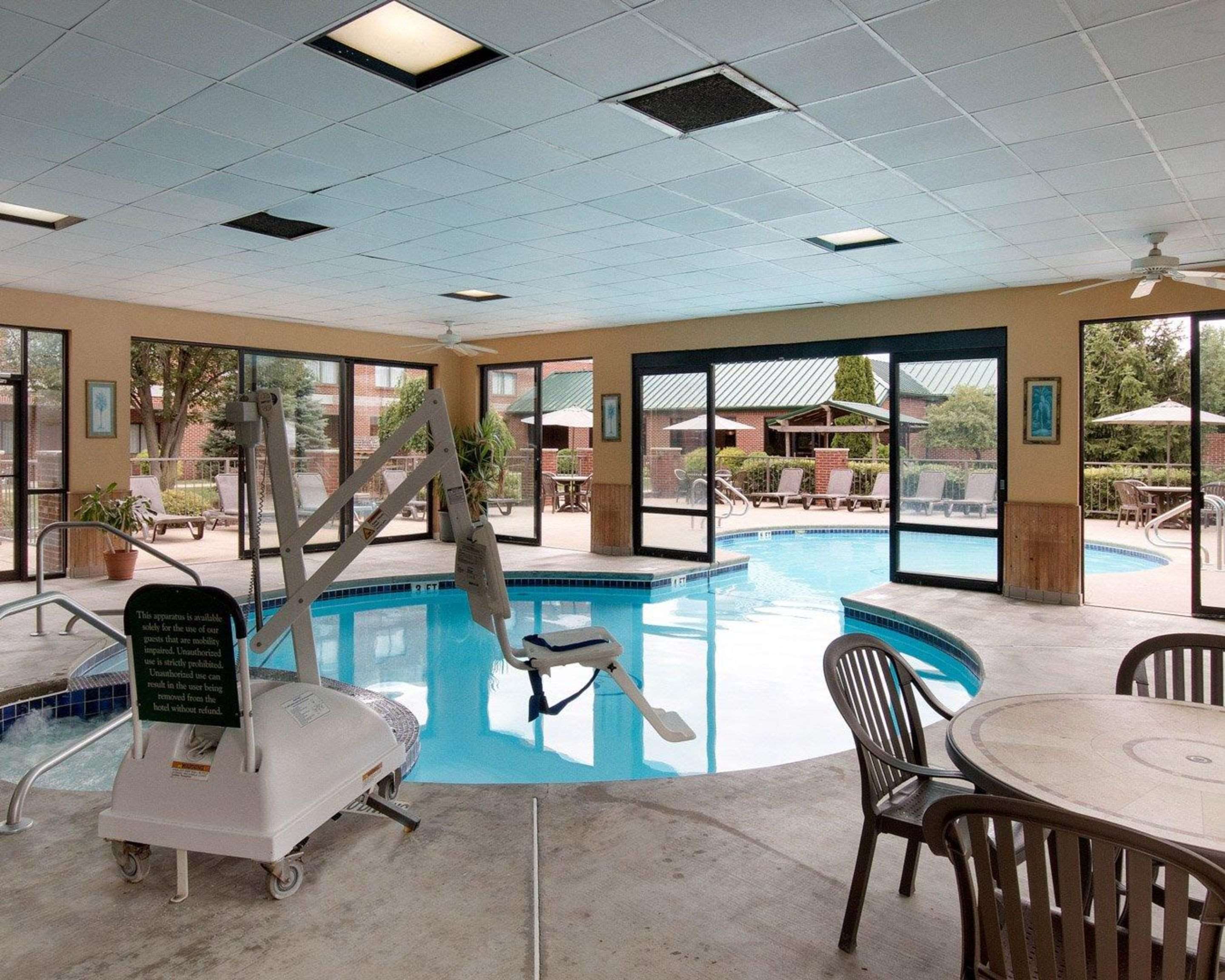 Indoor pool with hot tub | Comfort Suites Parkersburg South