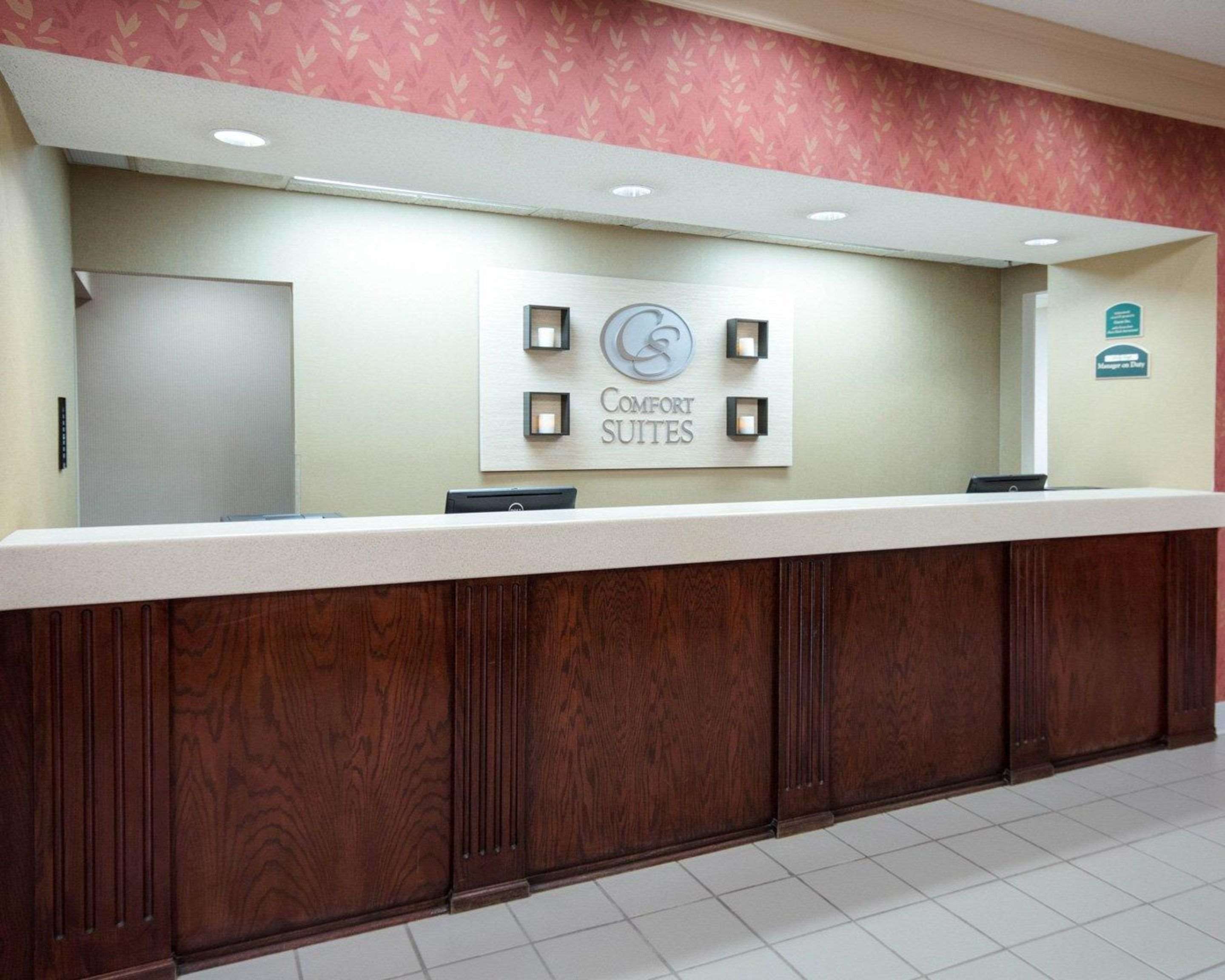 Front desk with friendly staff | Comfort Suites Parkersburg South