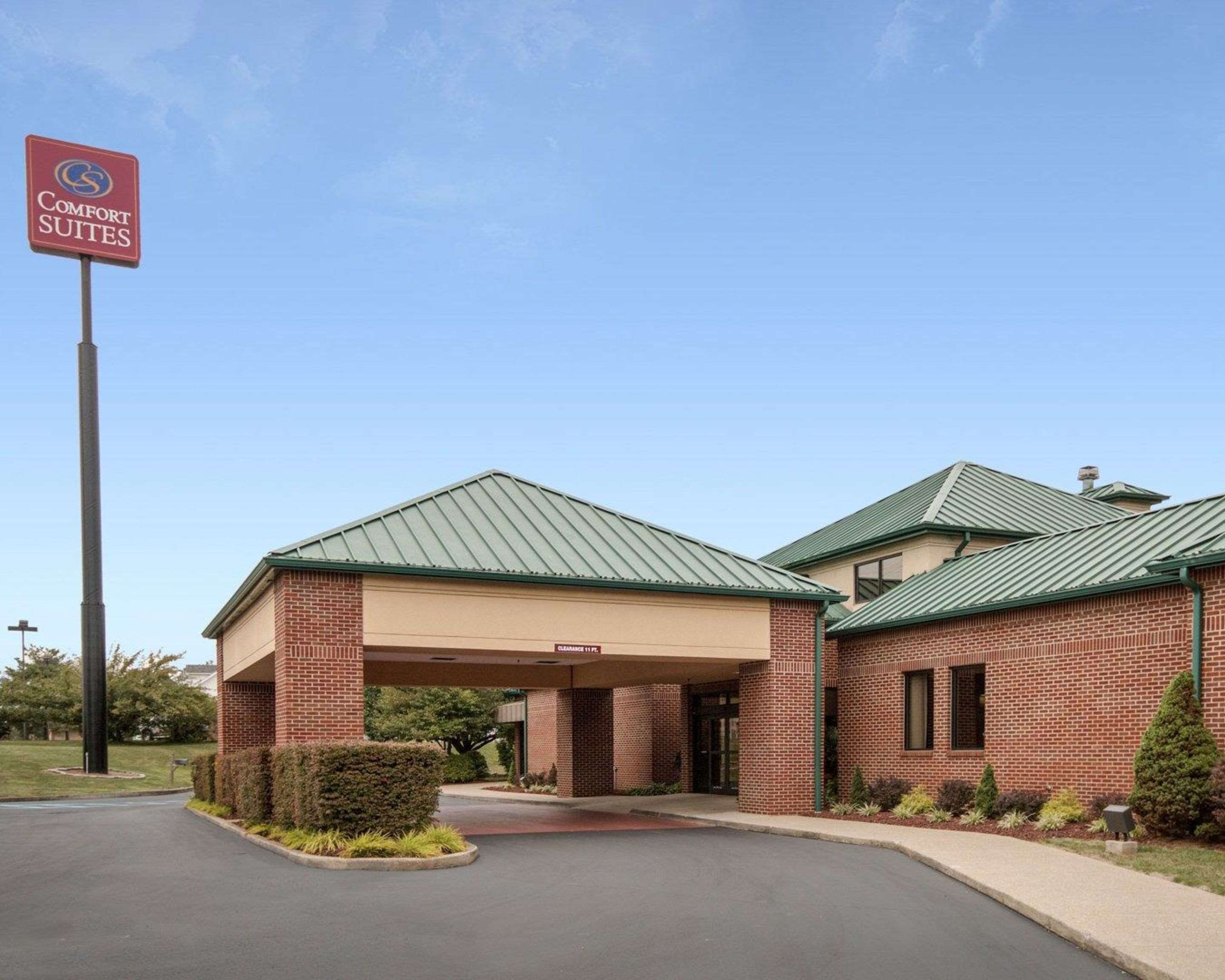 Hotel exterior | Comfort Suites Parkersburg South