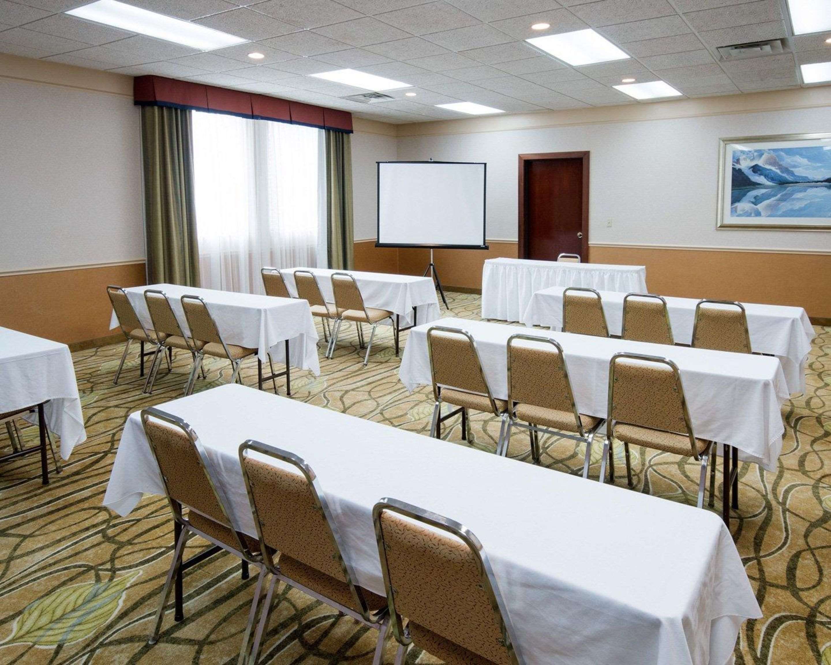 Meeting room with classroom-style setup | Comfort Suites Parkersburg South