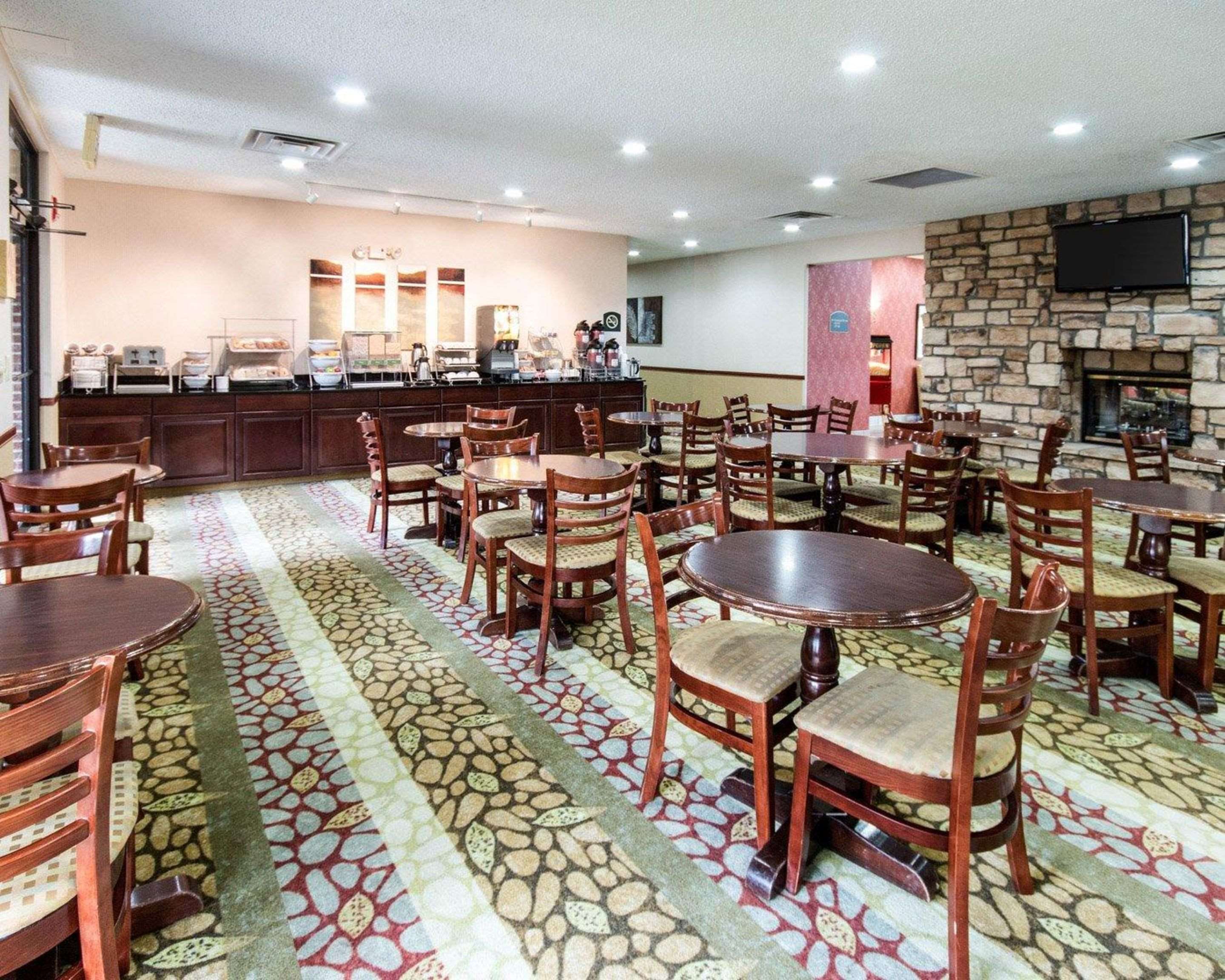 Enjoy breakfast in this seating area | Comfort Suites Parkersburg South