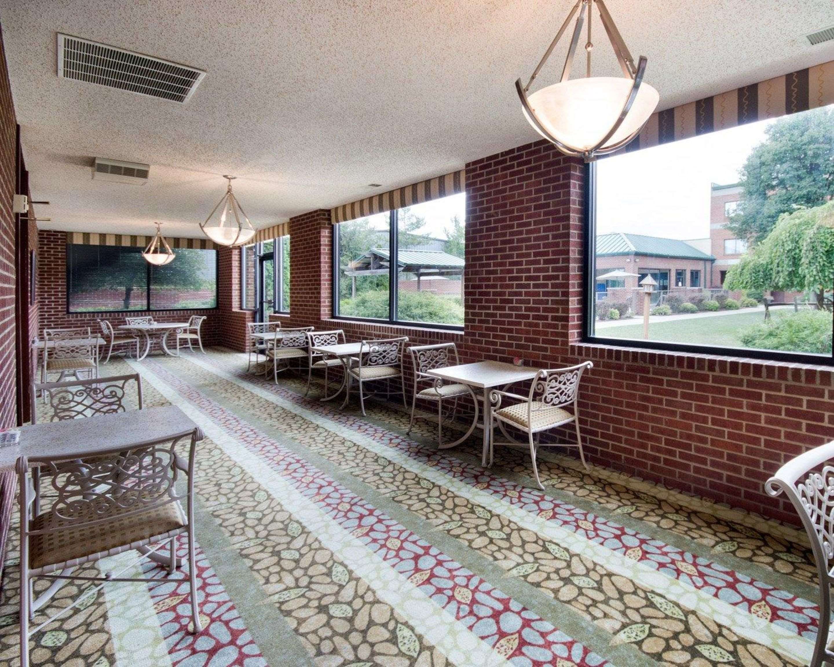 Breakfast area | Comfort Suites Parkersburg South