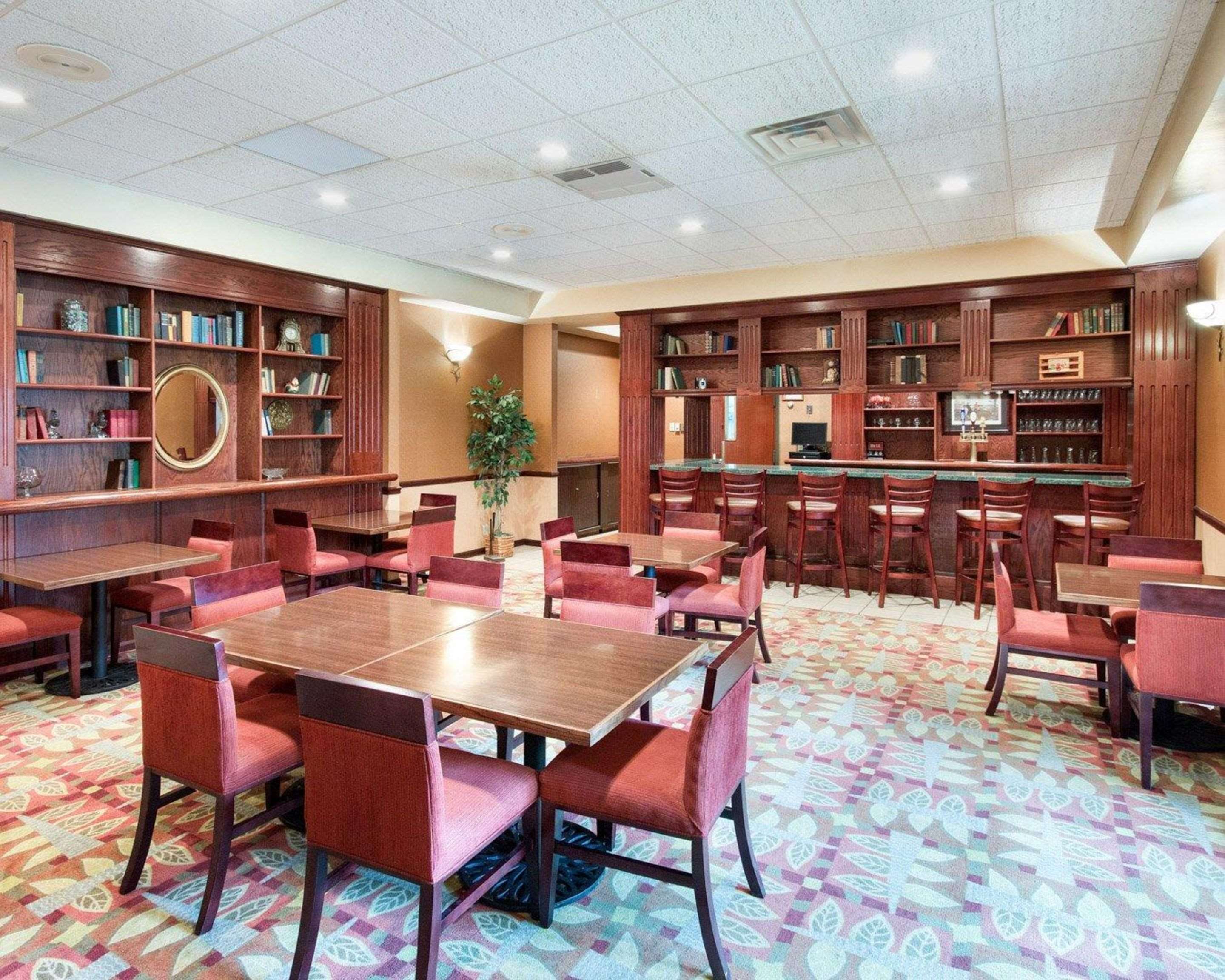 On-site restaurant | Comfort Suites Parkersburg South