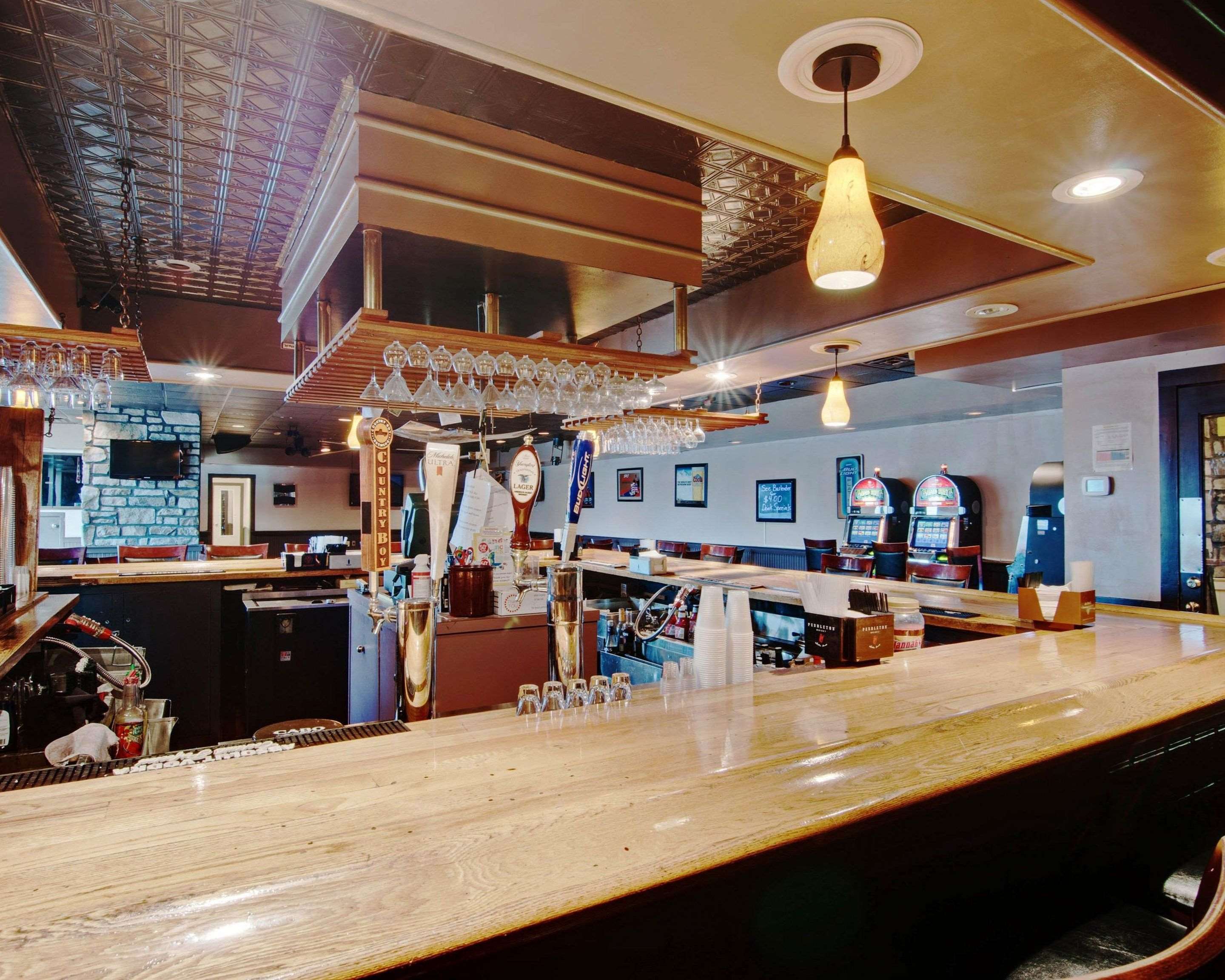 Hotel bar | Quality Inn Beckley