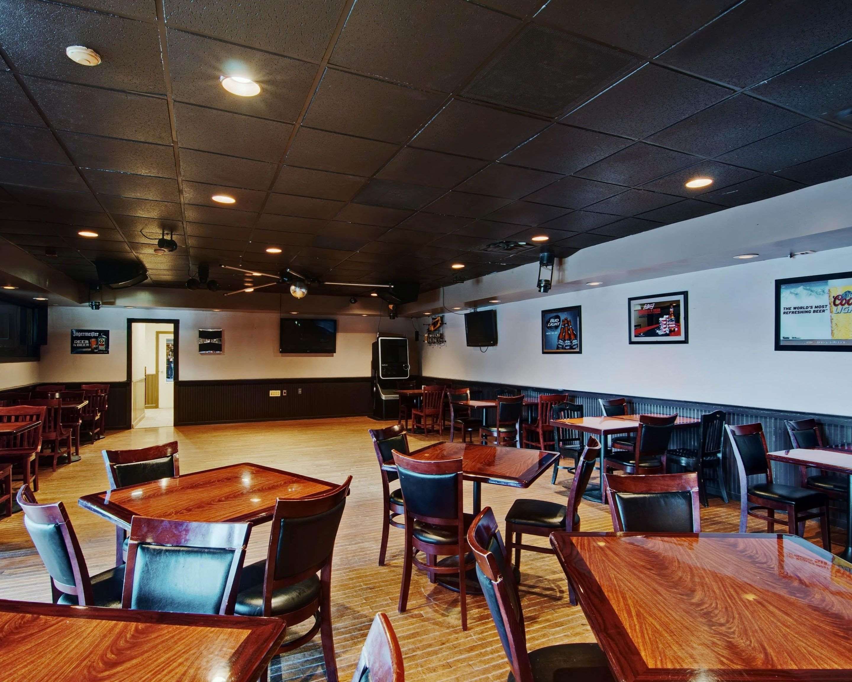 Cocktail lounge | Quality Inn Beckley