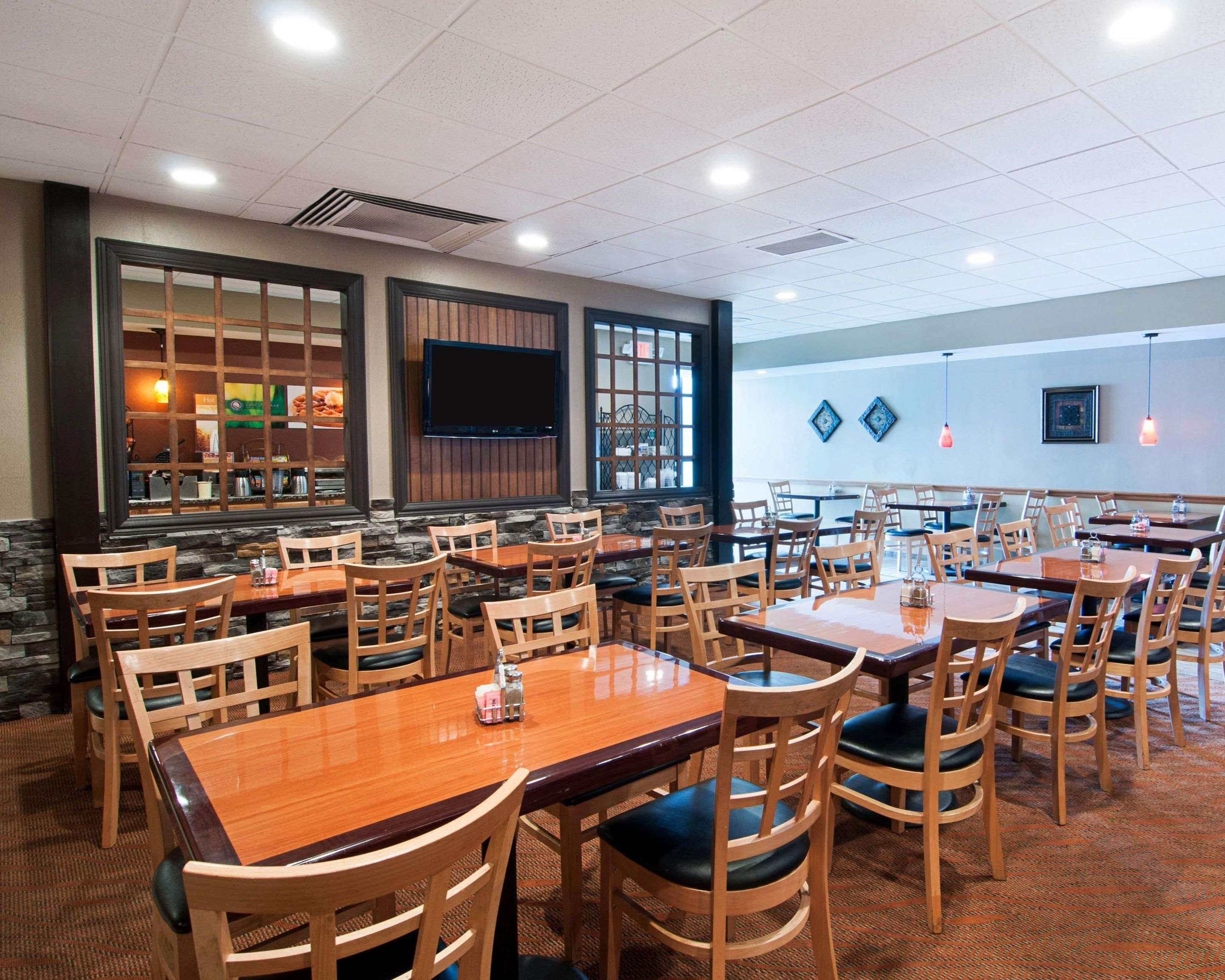 Spacious breakfast area | Quality Inn Beckley