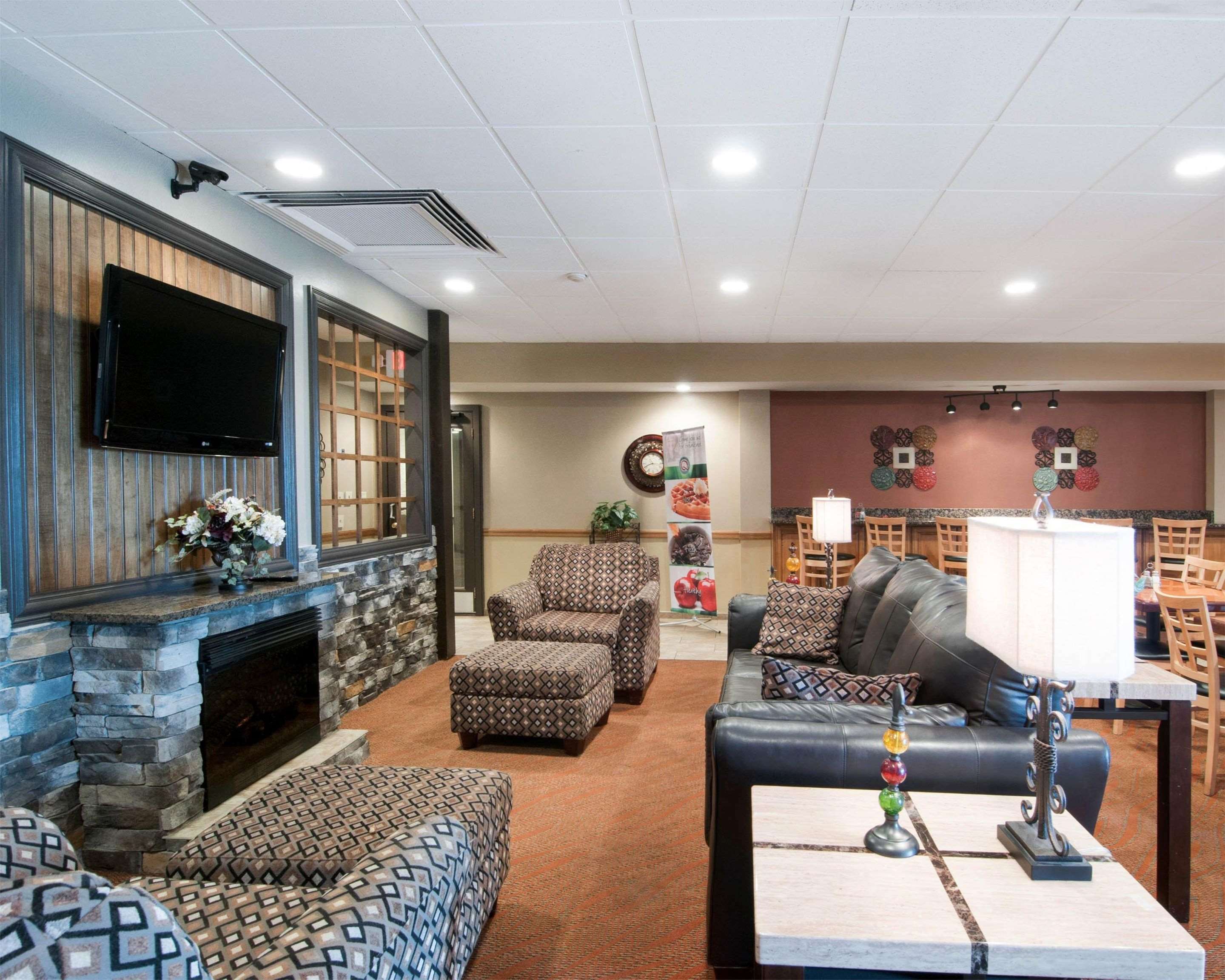Enjoy breakfast in this spacious area | Quality Inn Beckley