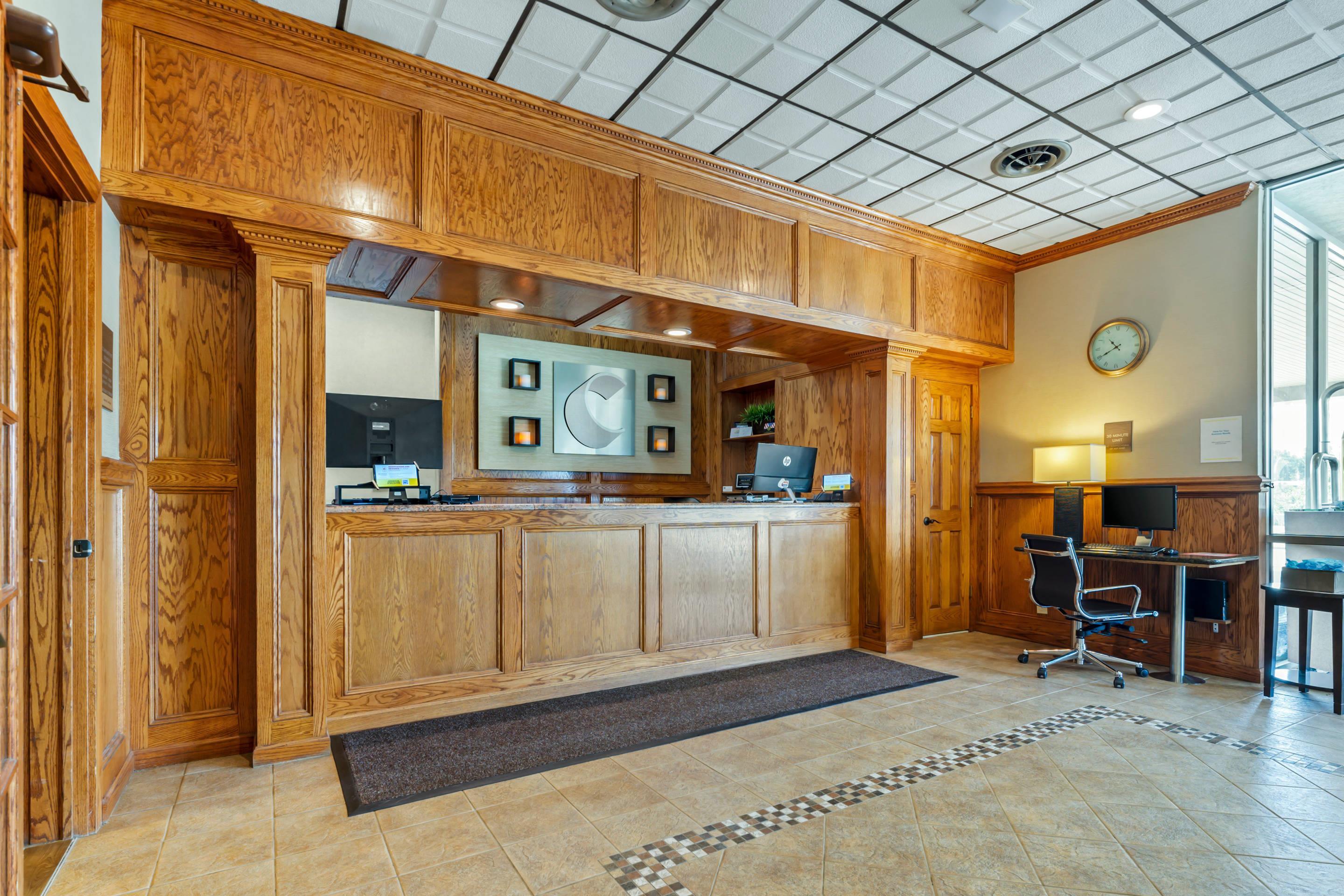 Front desk | Comfort Inn & Suites