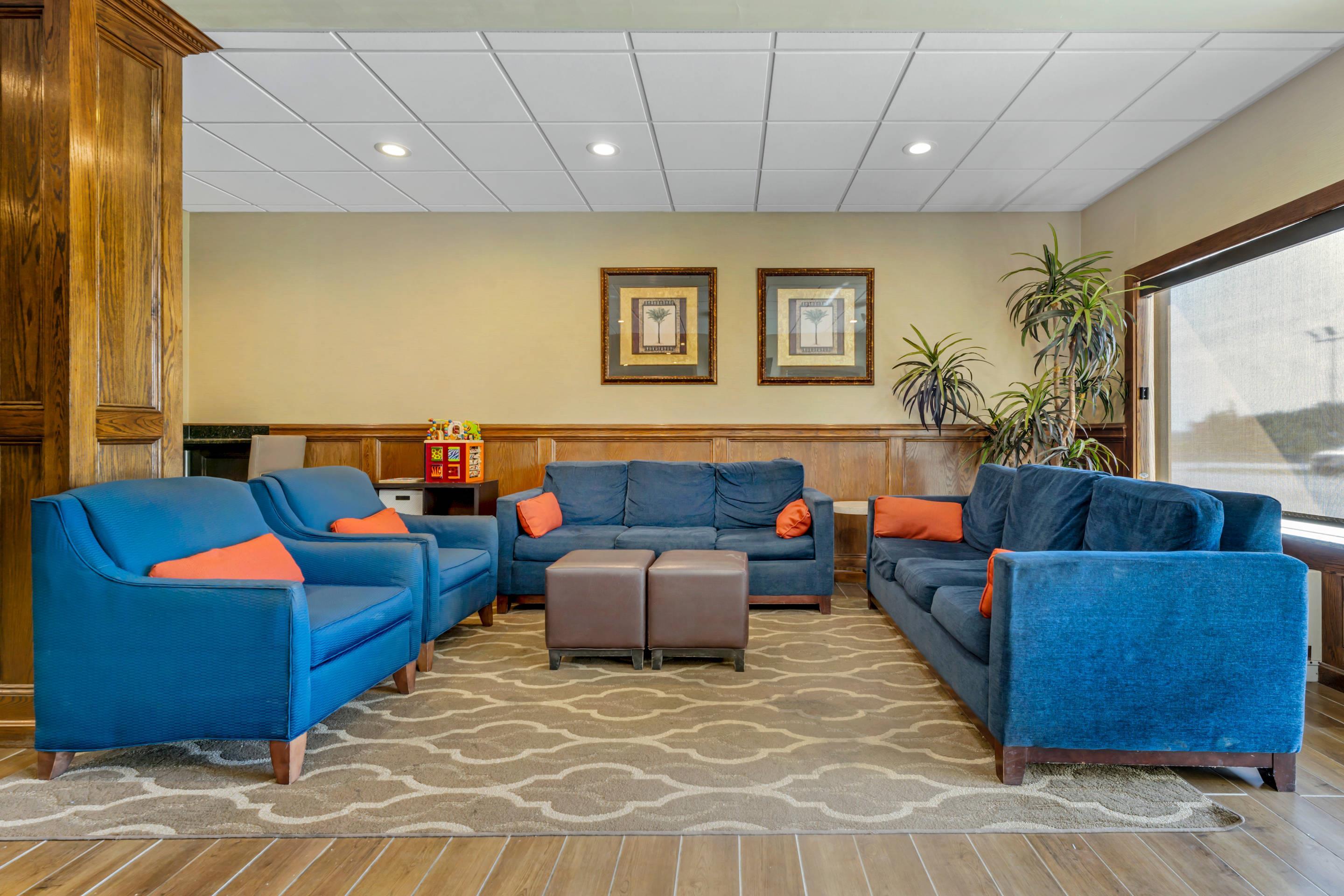 Seating Area | Comfort Inn & Suites