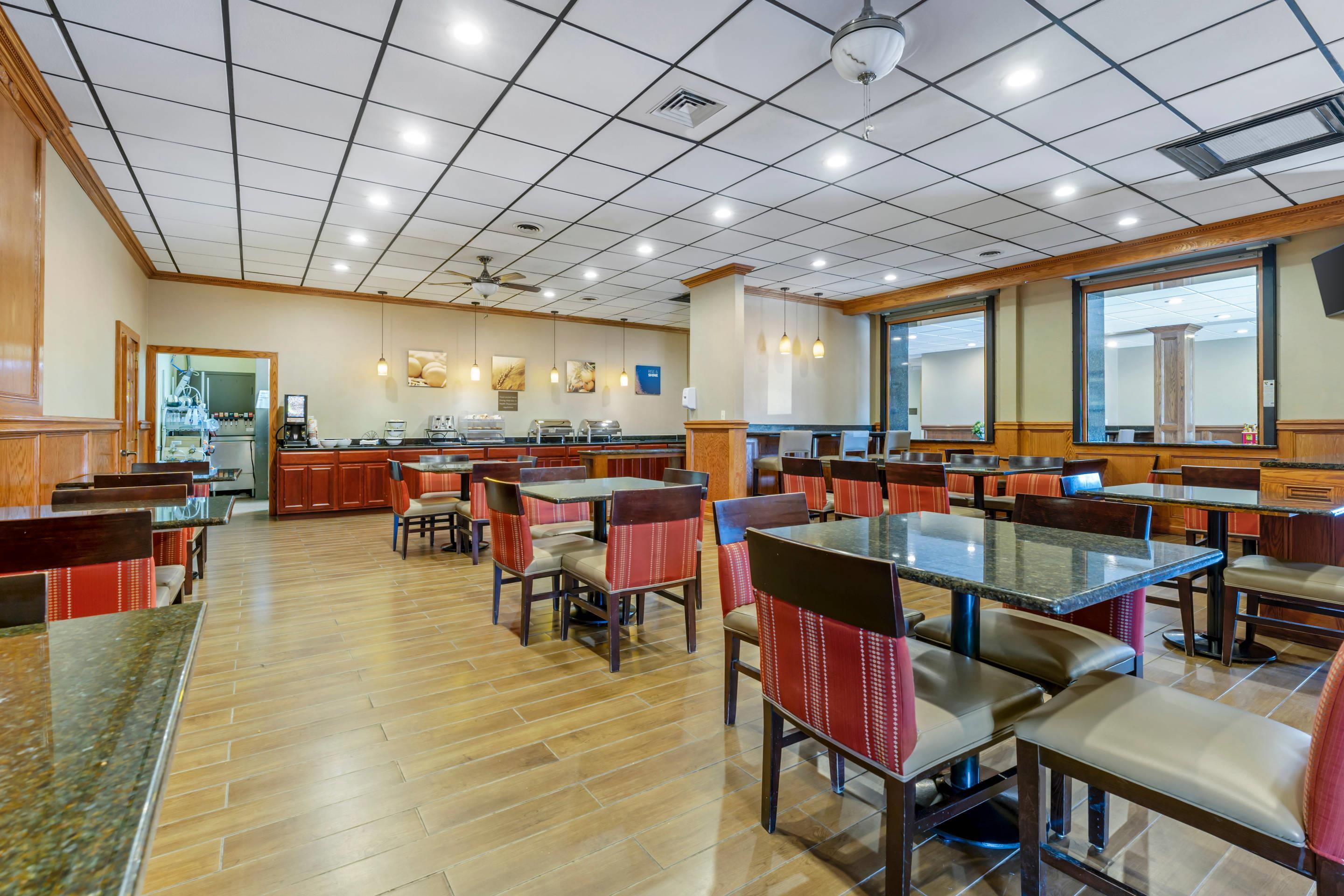 Enjoy breakfast in this seating area | Comfort Inn & Suites