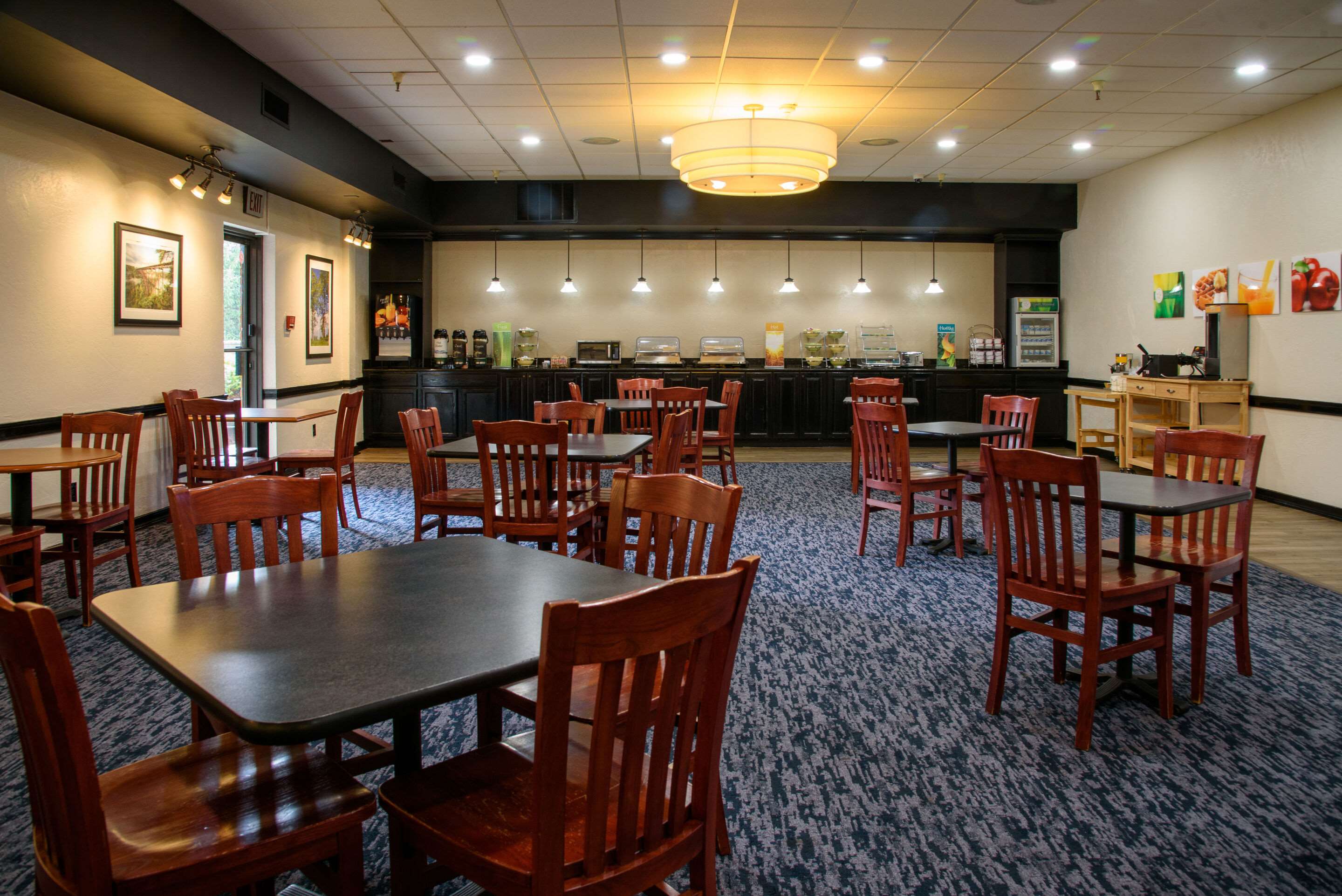 Breakfast area | Quality Inn