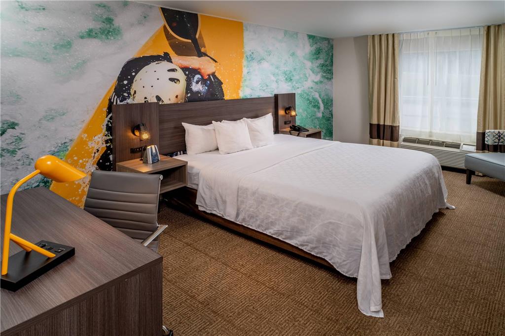 CLARION POINTE BECKLEY-guestroom-Guest Room,On-Site.jpg