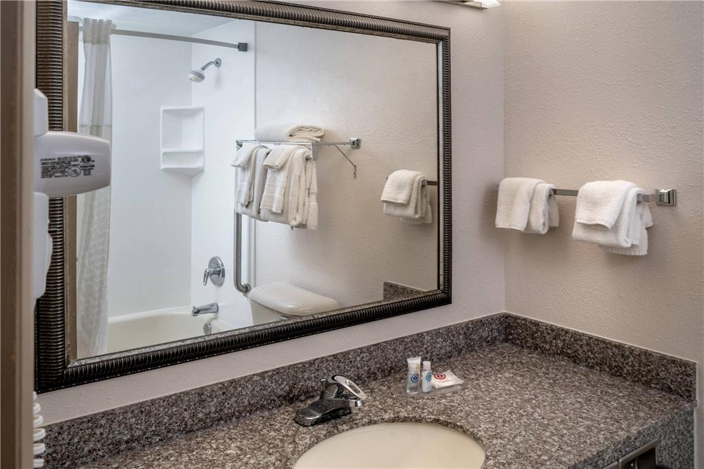 CLARION POINTE BECKLEY-guestroom-Guest Room,Bathroom,On-Site.jpg