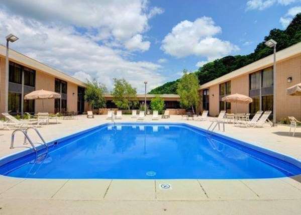 Pool - Quality Hotel & Conference Center Bluefield