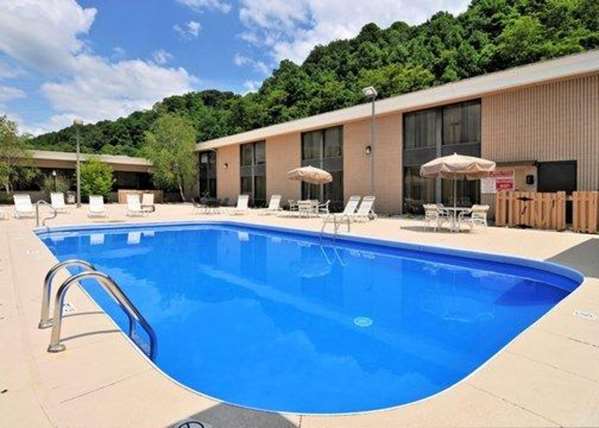 Pool - Quality Hotel & Conference Center Bluefield