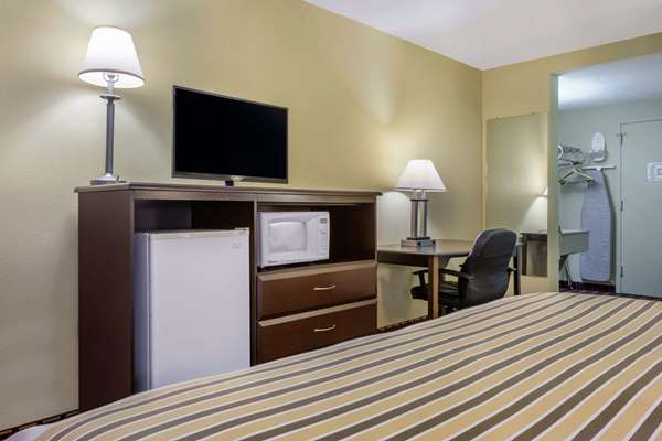  - Econo Lodge Inn & Suites Triadelphia - I-70, Exit 11